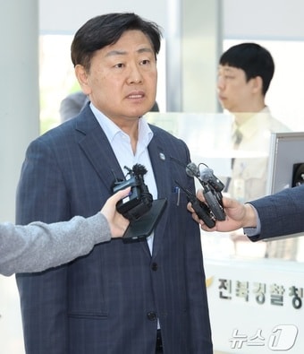 공직선거법 위반 혐의를 받는 김관영 전북도지사가 4일 전북 전주시 전북경찰청에 출석해 취재진의 질의에 답변을 하고 있다. 2026.5.4 ⓒ 뉴스1 유경석 기자