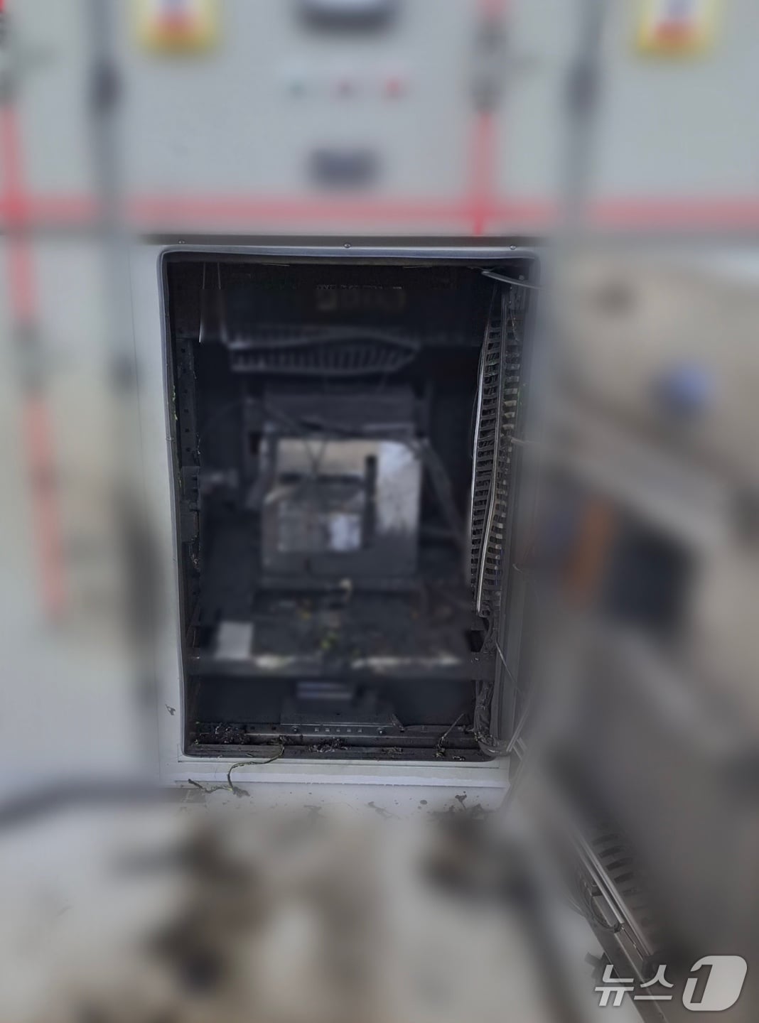 4일 오전 부산신항 부두 변전소에서 작업 중이던 20대 남성이 감전돼 숨지는 사고가 발생한 현장. (부산 강서경찰서 제공. 재판매 및 DB 금지)