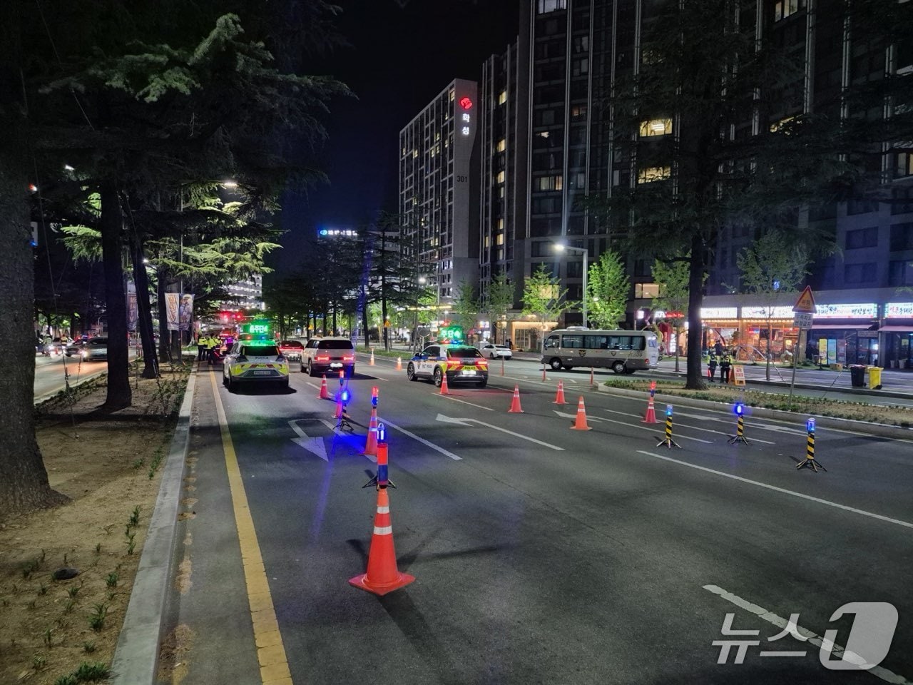 대구경찰청이 4일 밤부터 5일 새벽 사이 도심 도로 17곳에 순찰차 등을 배치해 오토바이 폭주족 단속을 벌였다. 단속에서 중앙선을 침범하는 등 난폭운전을 한 운전자 30명이 적발됐다.(대구경찰청 제공)