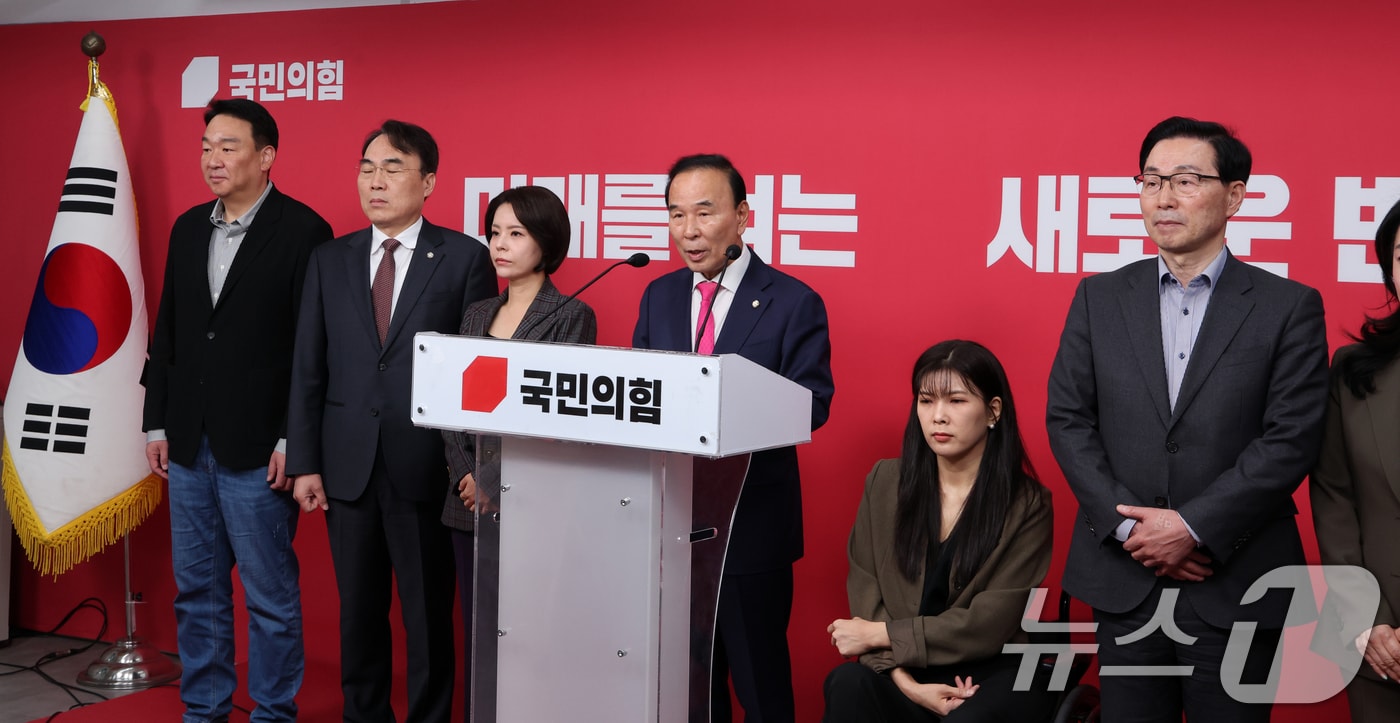 박덕흠 국민의힘 공천관리위원장이 5일 오전 서울 여의도 중앙당사에서 공천관리위원회 회의 브리핑을 하고 있다. 2026.5.5 ⓒ 뉴스1 황기선 기자