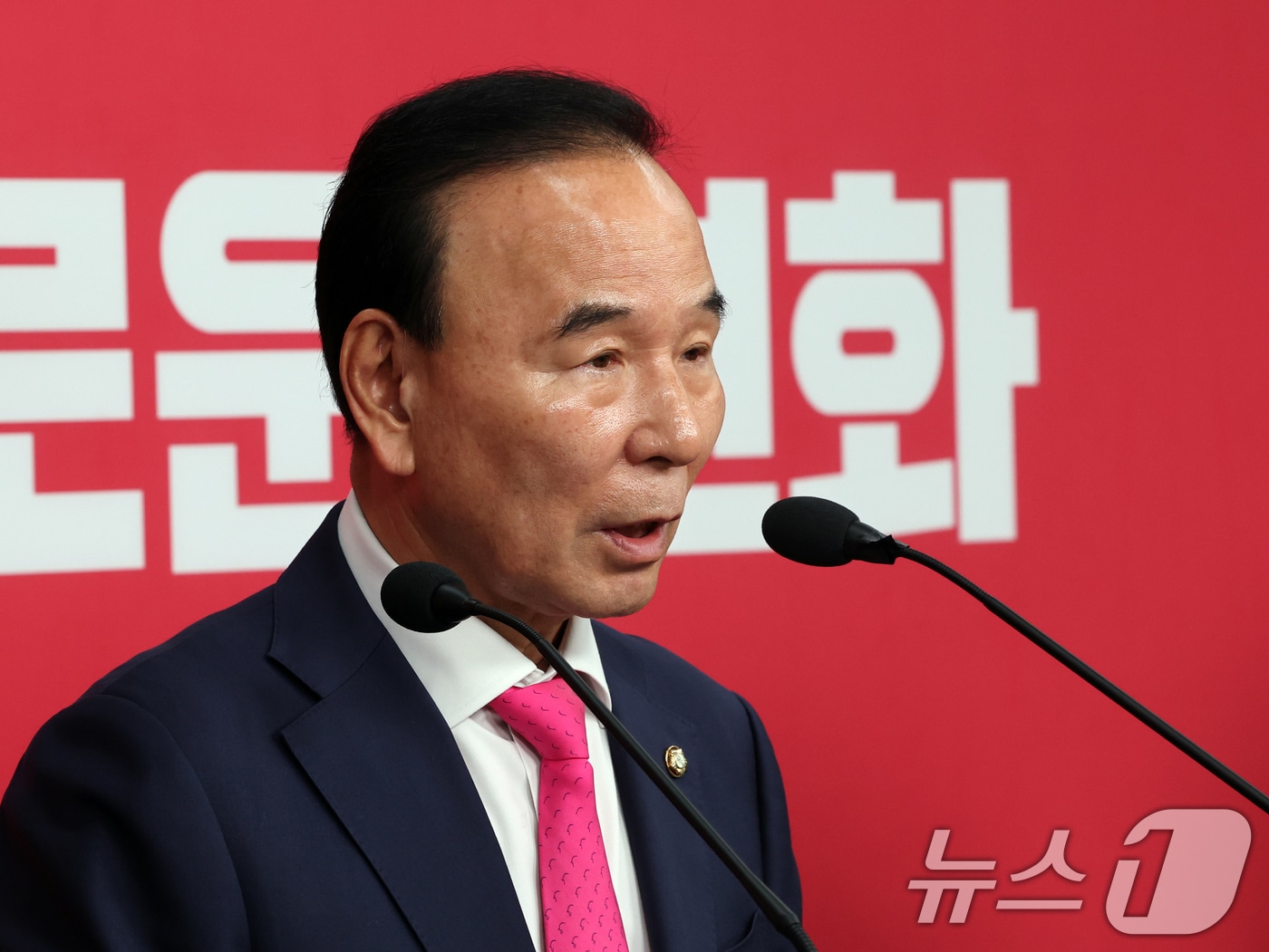 박덕흠 국민의힘 공천관리위원장이 5일 오전 서울 여의도 중앙당사에서 공천관리위원회 회의 브리핑을 하고 있다. 이날 국민의힘 공관위는 "박민식 후보가 국민의힘 부산 북구갑 후보로 최종 확정됐다＂고 밝혔다. 2026.5.5 ⓒ 뉴스1 황기선 기자