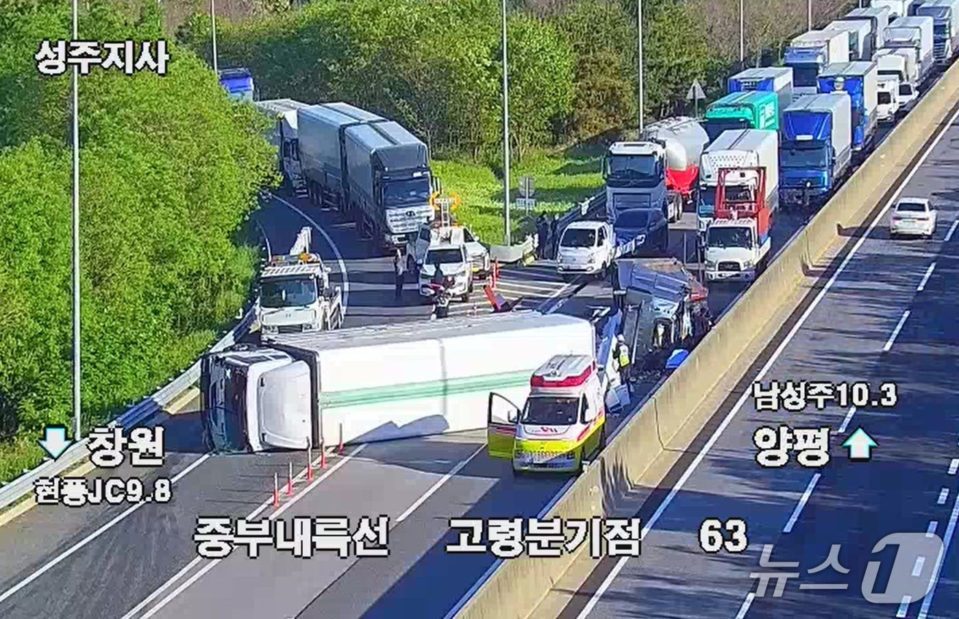 5일 오전 6시 53분쯤 경북 고령군 성산면 강정리 중부내륙고속도로 창원 방향 63㎞ 지점에서 트레일러 트럭이 고장으로 정차해 있던 5톤 윙바디 트럭을 들이받아 윙바디 트럭이 전도됐다.(경북소방본부 제공.재판매 및 DB 금지)2026.5.5/뉴스1