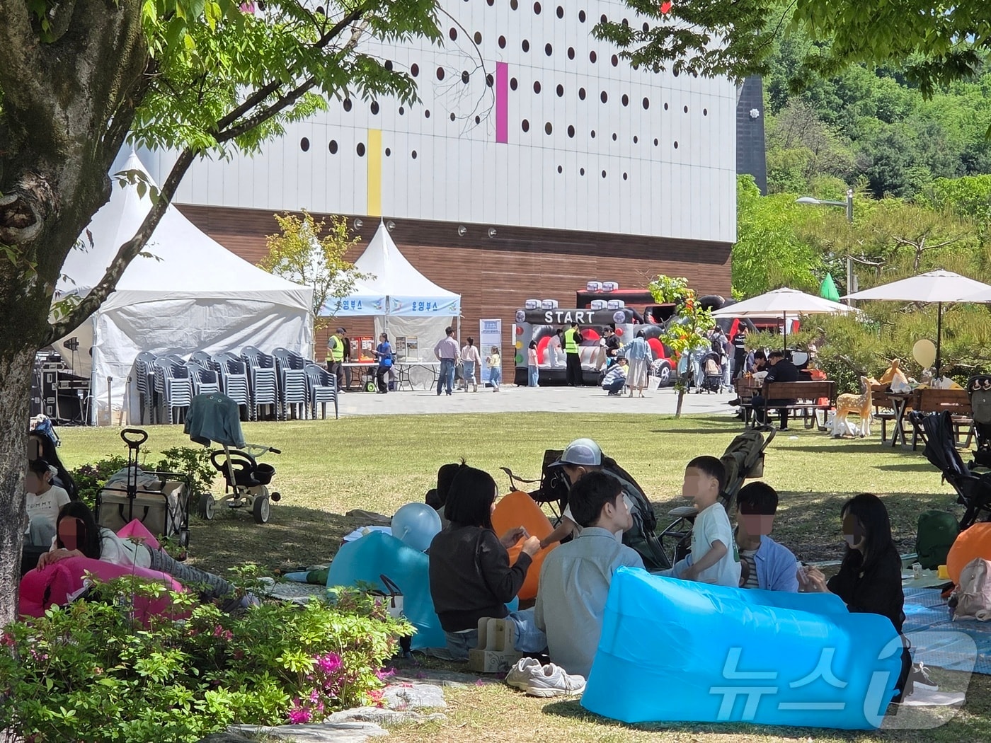 5일 오전 10시께 전북 전주시 덕진구 전북어린이창의체험관 야외 광장에서 나들이객들이 휴식을 취하고 있다.2026.5.5 문채연 기자 ⓒ 뉴스1 문채연 기자