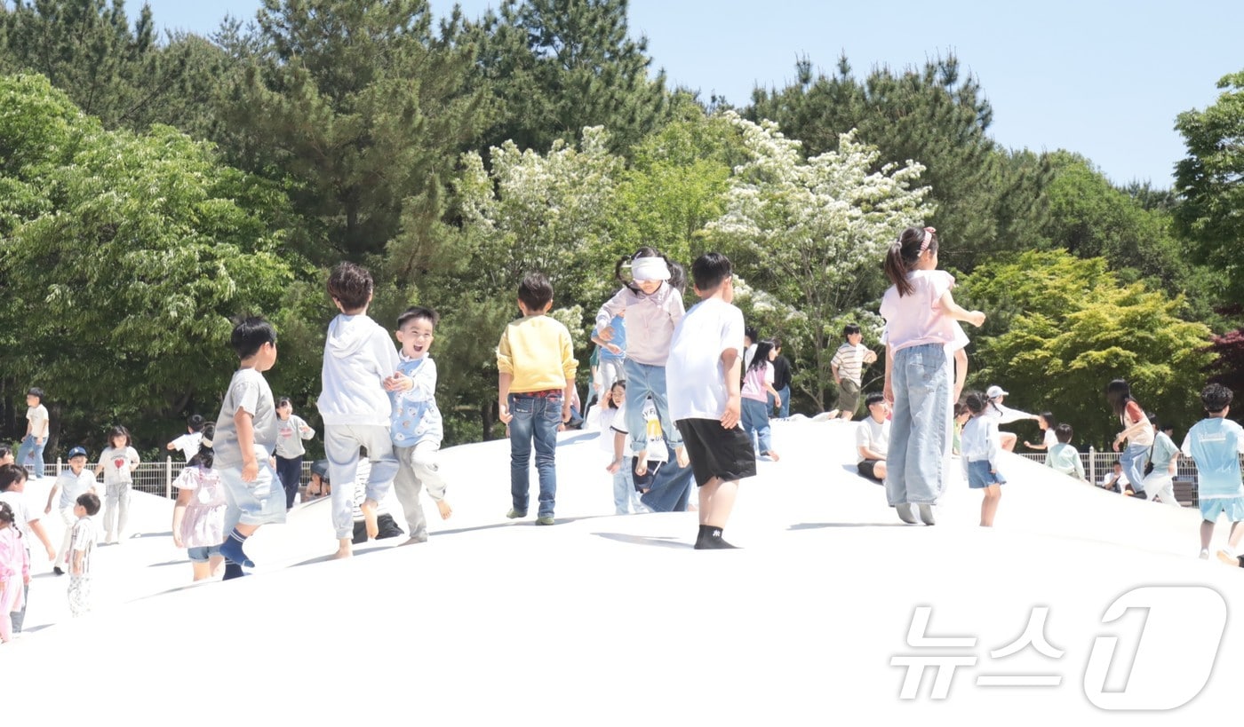 어린이날을 맞은 5일 울산 남구 울산대공원 뜀동산에서 어린이들이 뛰어 놀고 있다. 2026.05.05.ⓒ 뉴스1 김세은 기자