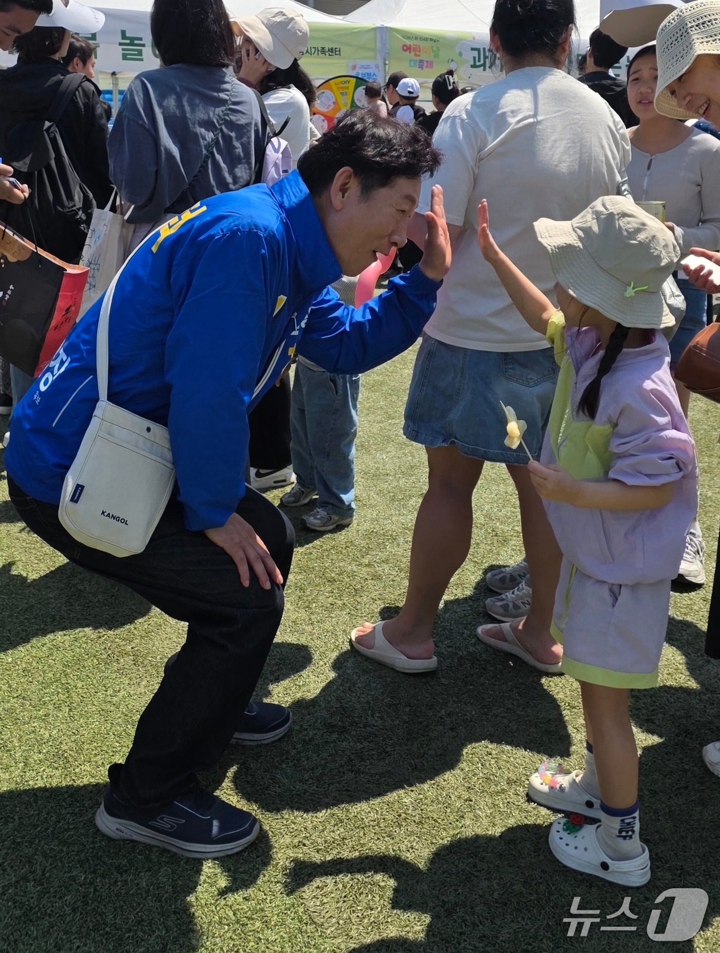 강병덕 더불어민주당 경기 하남시장 예비후보가 5일 아이와 인사하고 있다.(강병덕 캠프 제공. 재판매 및 DB 금지)/뉴스1