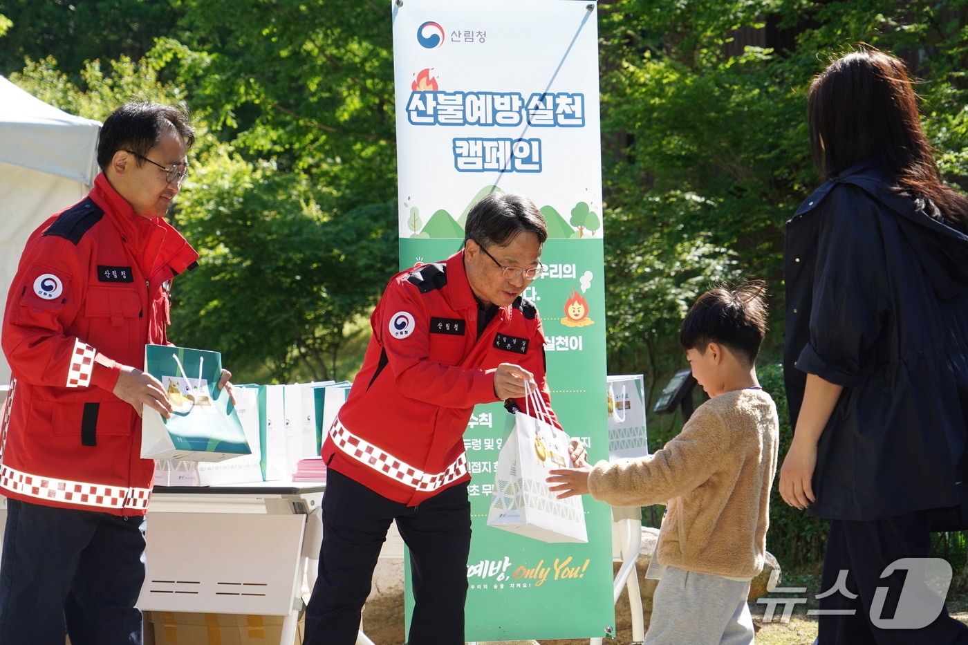 박은식 산림청장(왼쪽 두번째)이 5일 어린이날 국립대전숲체원에서 가족단위 나들이객을 대상으로 산불예방 홍보활동을 하고있다. (산림청 제공.재판매 및 DB금지)/뉴스1
