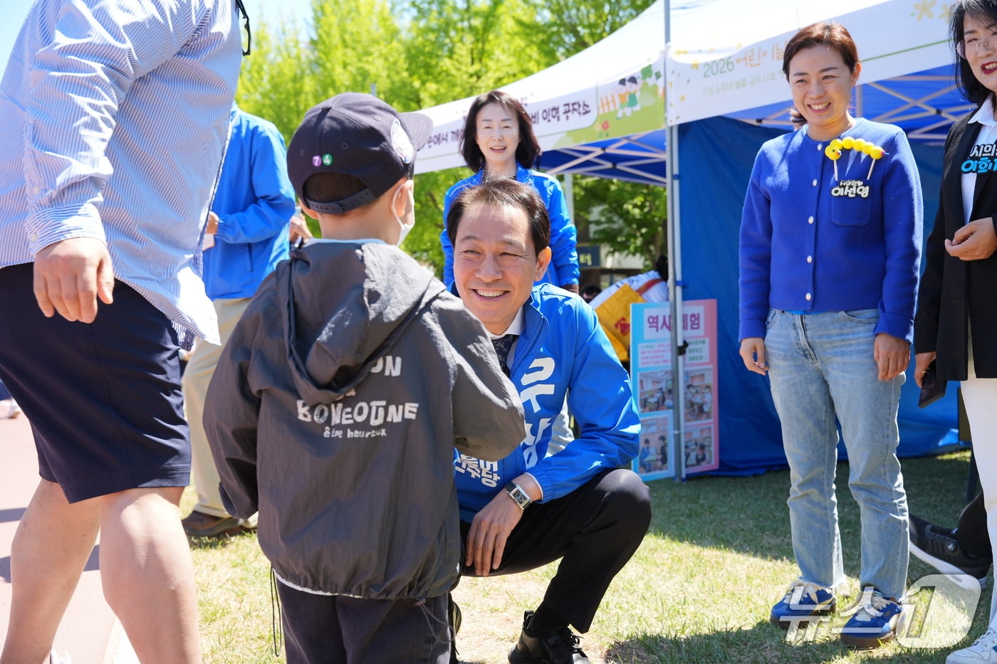 우상호 더불어민주당 강원특별자치도지사 예비후보는 5일 춘천교대에서 열린 '2026 어린이날 강원 온동네 늘봄 교육 나눔 행사' 현장을 방문했다.(우상호 측 제공. 재판매 및 DB금지)/뉴스1