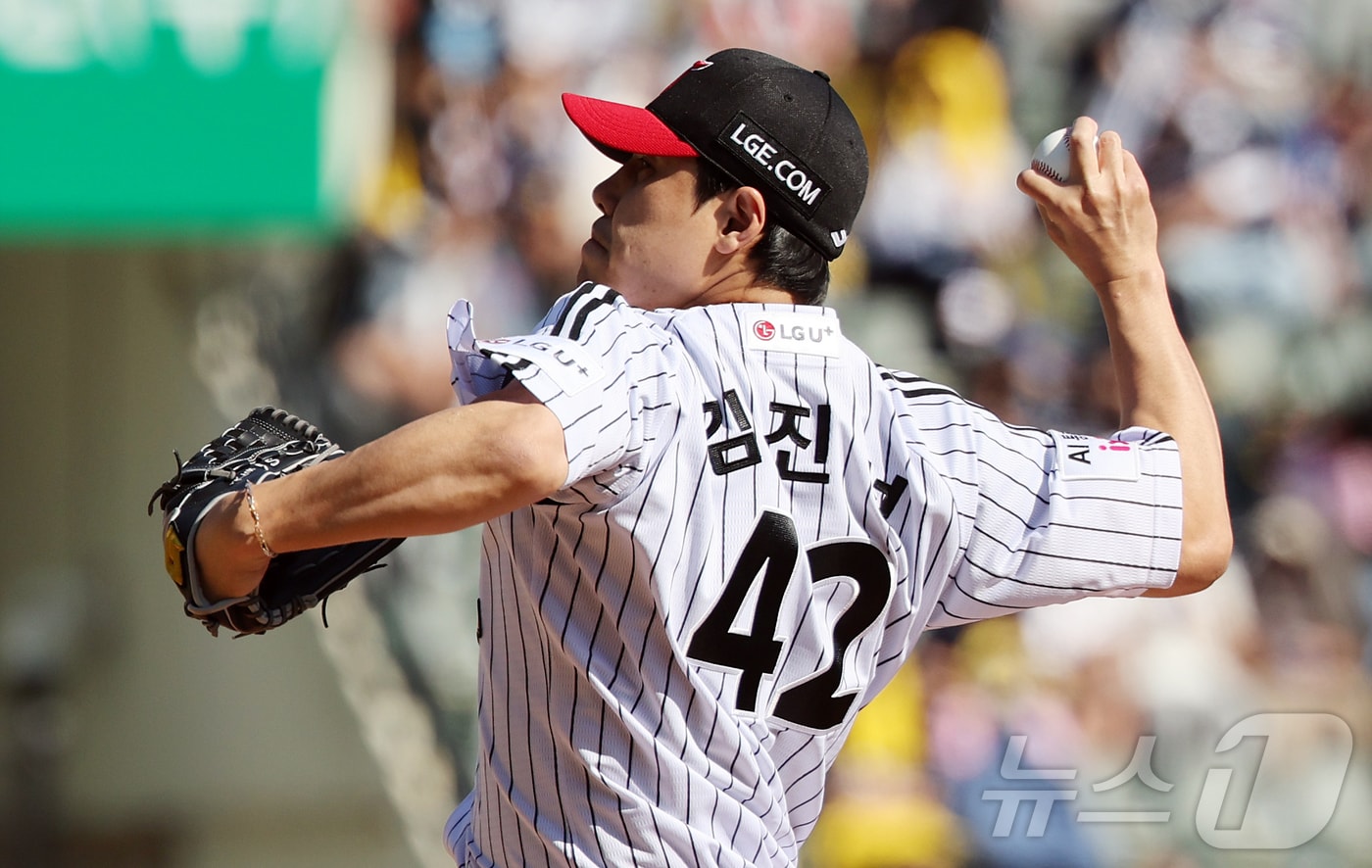 어린이날인 5일 오후 서울 송파구 잠실야구장에서 열린 프로야구 '2026 신한은행 SOL KBO리그' 두산 베어스와 LG 트윈스의 경기, LG 김진성이 6회초 등판해 힘차게 공을 던지고 있다. 2026.5.5 ⓒ 뉴스1 김진환 기자