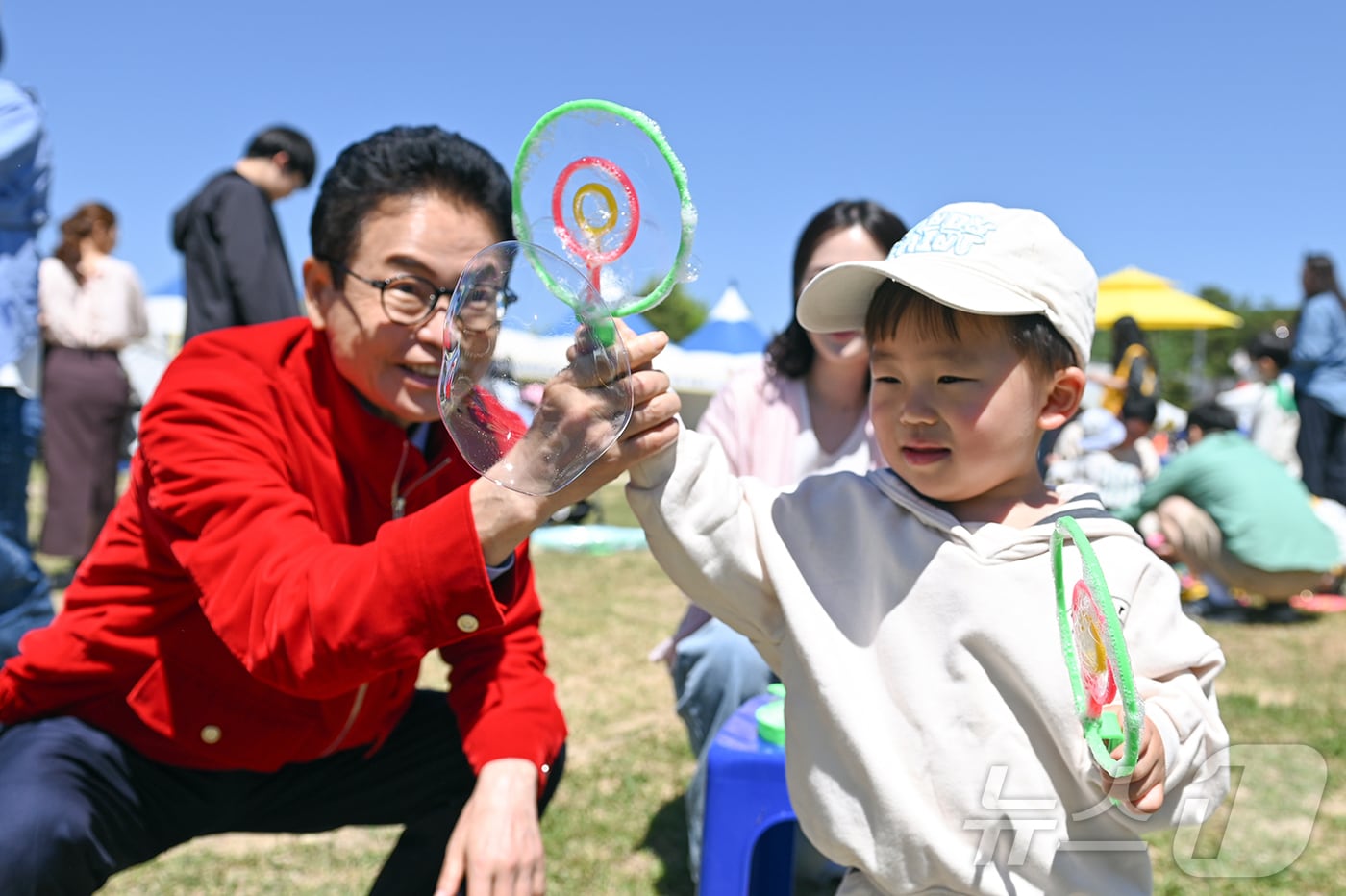 이철우 경북도지사 후보는 5일 도청 신도시 천년숲 일원에서 열린 ‘2026 경상북도 어린이날 큰 잔치’를 찾아 교육·청년·가족 분야 공약을 발표했다. ⓒ 뉴스1 김대벽기자