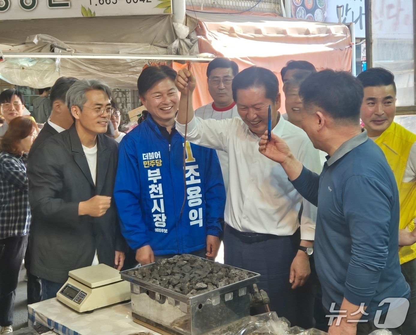 정청래 더불어민주당 대표가 5일 조용익 부천시장 후보, 서영석·김기표 의원, 이재영 경기도의원 후보 등과 함께 부천 상동시장을 찾아 6·3 전국지방동시선거에 출마하는 민주당 후보들에 대한 지지를 호소했다./뉴스1