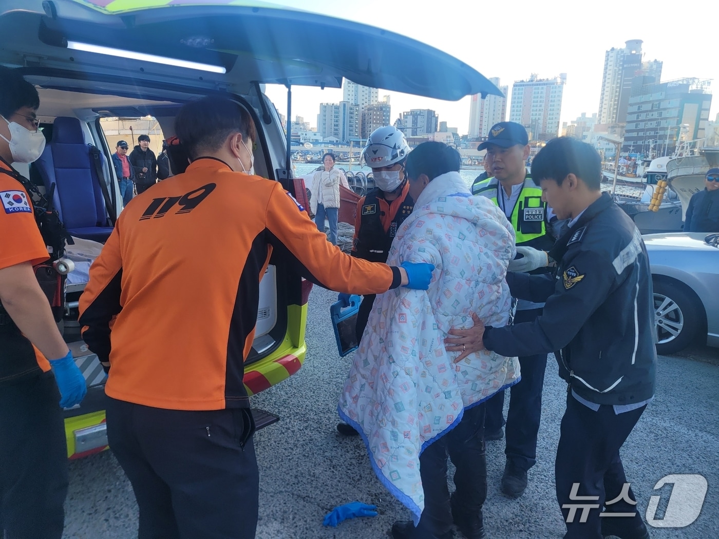 5일 울산 앞바다에서 60대 남성이 술을 마신 뒤 물에 빠져 해양경찰에 구조됐다(울산해경 제공. 재판매 및 DB금지)/뉴스1