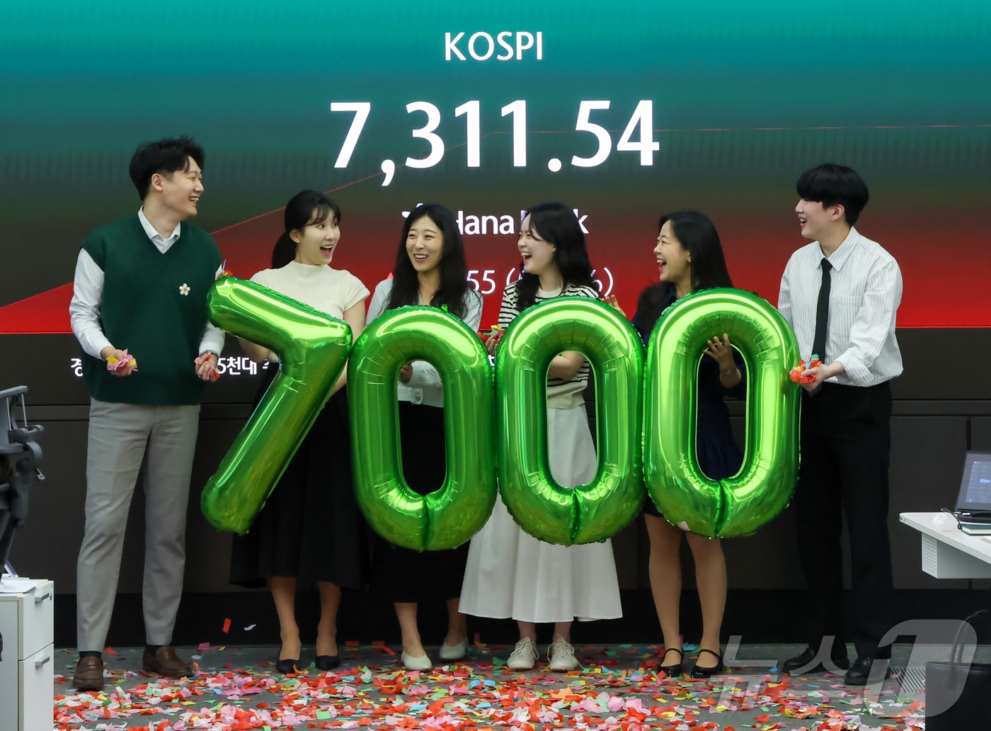 코스피가 장중 7000포인트를 돌파한 6일 서울 중구 하나은행 딜링룸에서 직원들이 축하 세리머니를 하고 있다. 2026.5.6 ⓒ 뉴스1 이종수 인턴기자