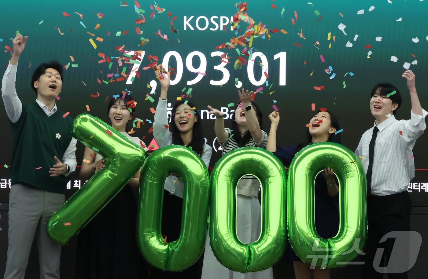 코스피가 7000을 돌파한 6일 서울 중구 하나은행 본점 딜링룸에서 직원들이 축하 세리모니를 하고 있다. 2026.5.6 ⓒ 뉴스1 이종수 인턴기자