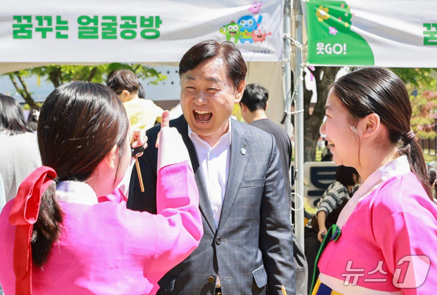 김관영 전북지사가 5일 열린 '어린이날  대축제'에 참석해 환한 웃음을 보이고 있다.(전북도 제공. 재판매 및 DB금지)/뉴스1 