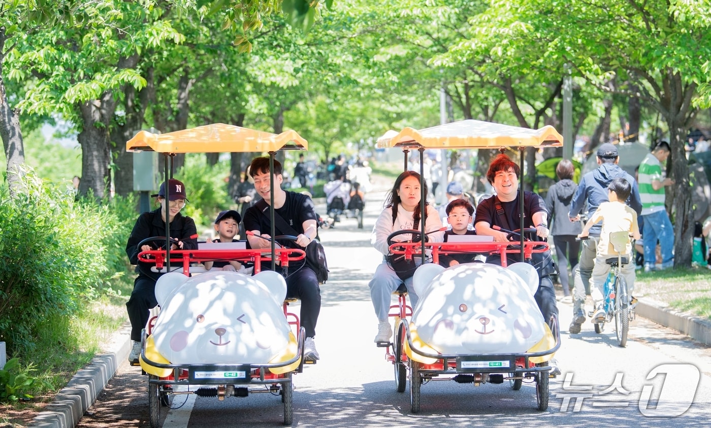 구미시 동락공원에서 시민들이 캐릭터 자전거를 타며 즐거운 시간을 보내고 있다.(구미시 제공. 재판매 및 DB금지)/뉴스1
