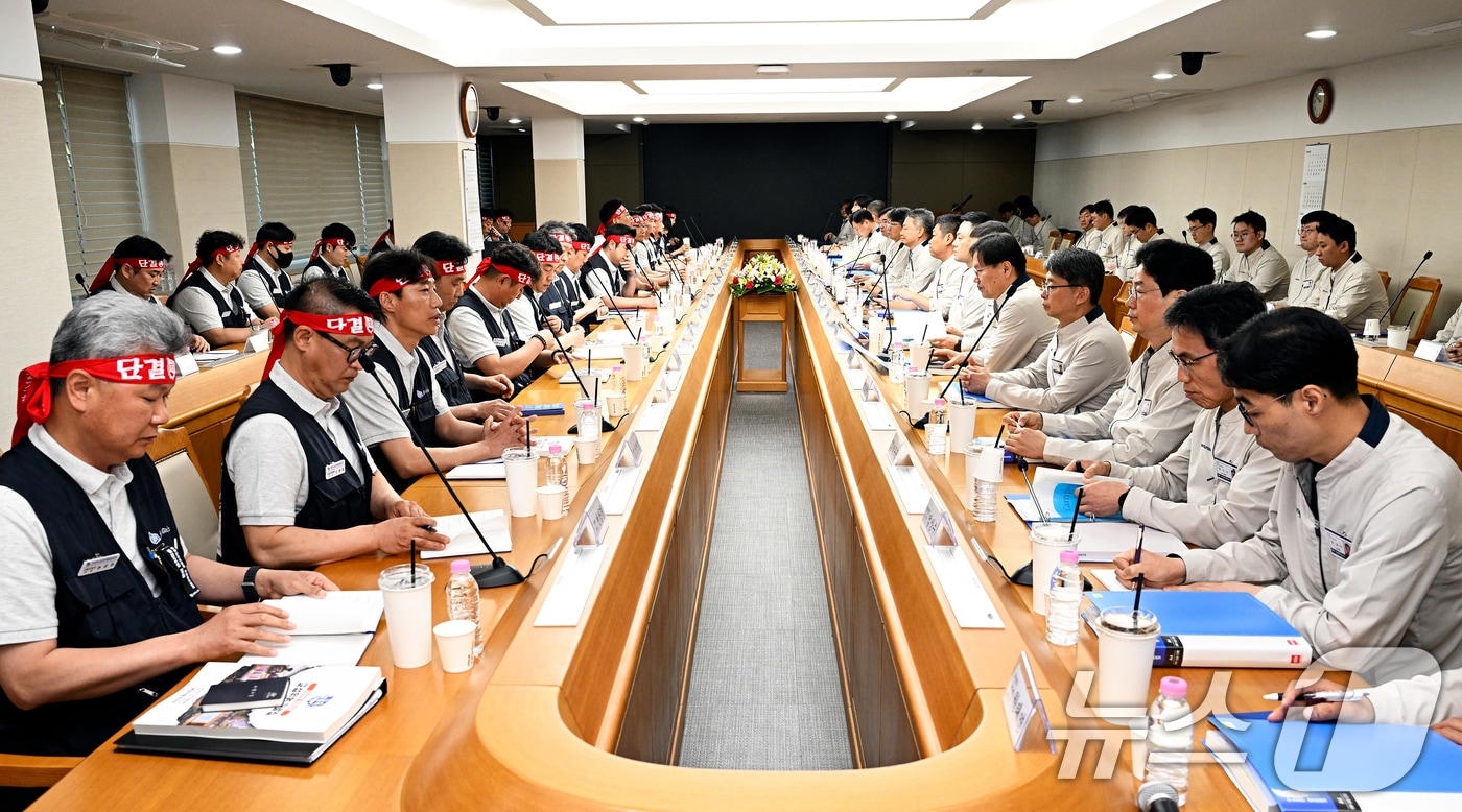 현대자동차 노사 관계자들이 6일 현대차 울산공장 본관 동행룸에서 2026년 임금협상 상견례를 하고 있다. 이날 상견례에는 최영일 현대차 대표이사, 박상만 전국금속노조위원장, 이종철 현대차지부 지부장를 비롯한 노사 교섭 대표 등 60여 명이 참석했다. (현대차 제공. 재판매 및 DB 금지) 2026.5.6 ⓒ 뉴스1 조민주 기자