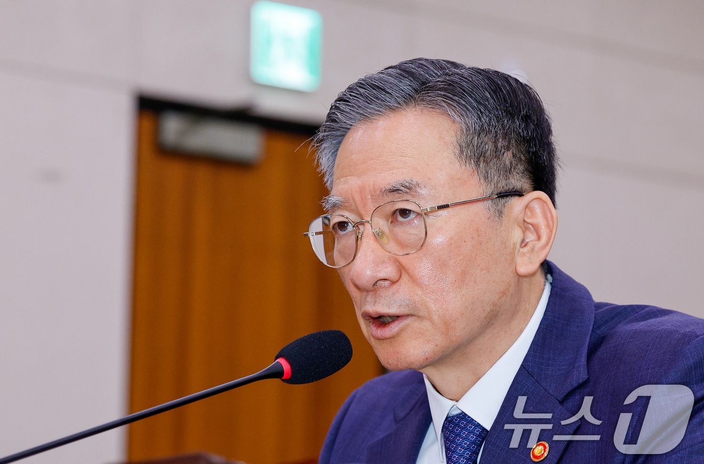 정성호 법무부 장관이 2026년 5월 6일 오전 서울 여의도 국회에서 열린 법제사법위원회 제435회 국회(임시회) 제1차 전체회의에 출석해 박지원 의원 질의에 답하고 있다. 2026.5.6 ⓒ 뉴스1 안은나 기자