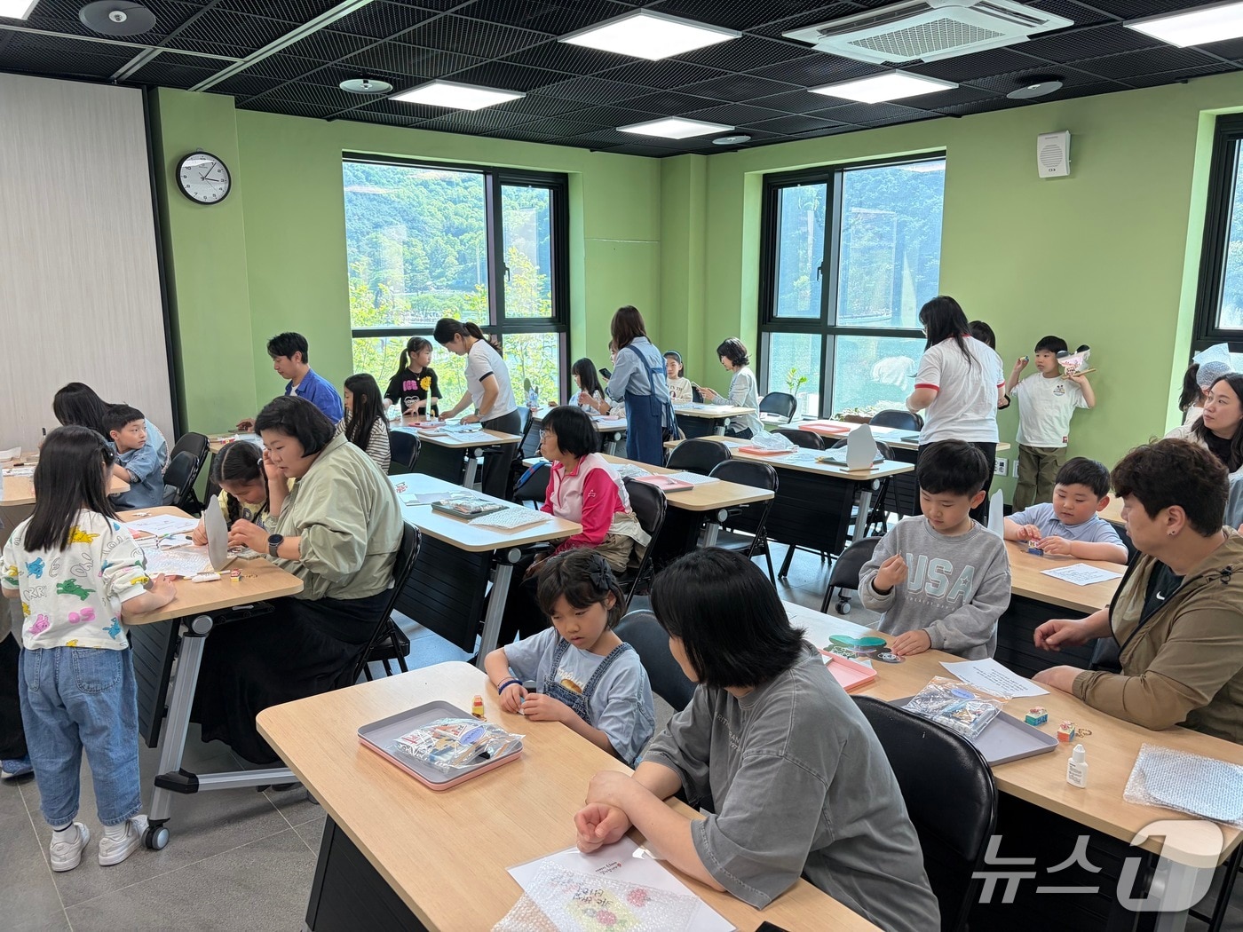 대구 달성군 옥연지 송해공원 내 선비체험관에서 원데이 클래스를 하고 있는 시민들.(대구 달성군 제공. 재판매 및 DB금지)