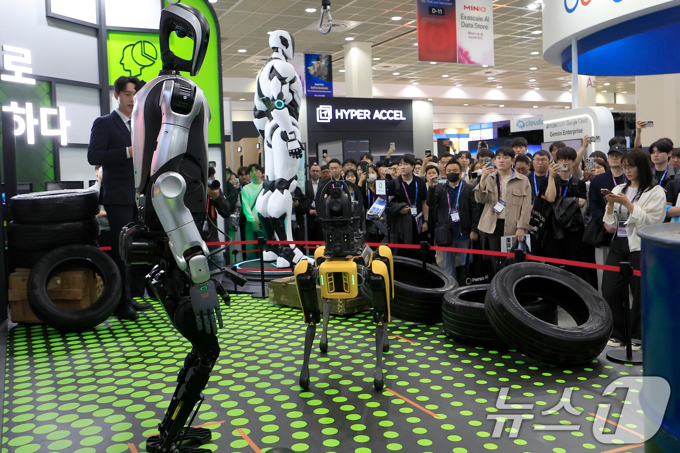 6일 오전 서울 강남구 삼성동 코엑스에서 열린 2026 국제인공지능대전(AI EXPO KOREA)을 찾은 참관객들이 페르소나AI 부스에서 펼쳐진 인공지능 로봇 시연을 지켜보고 있다. 2026.5.6 ⓒ 뉴스1 박정호 기자