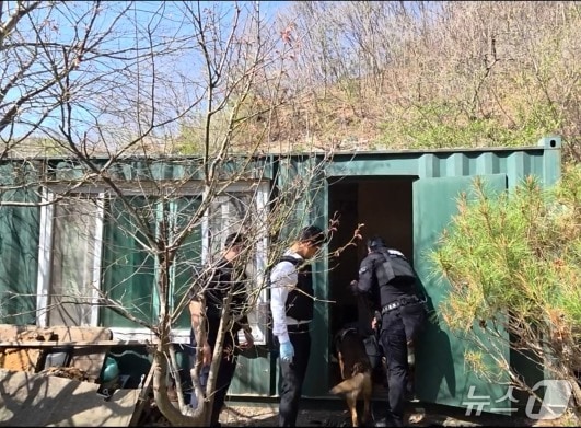 사제 총기 보관 장소 수색하는 경찰.(강원경찰청 제공. 재판매 및 DB금지)/뉴스1
