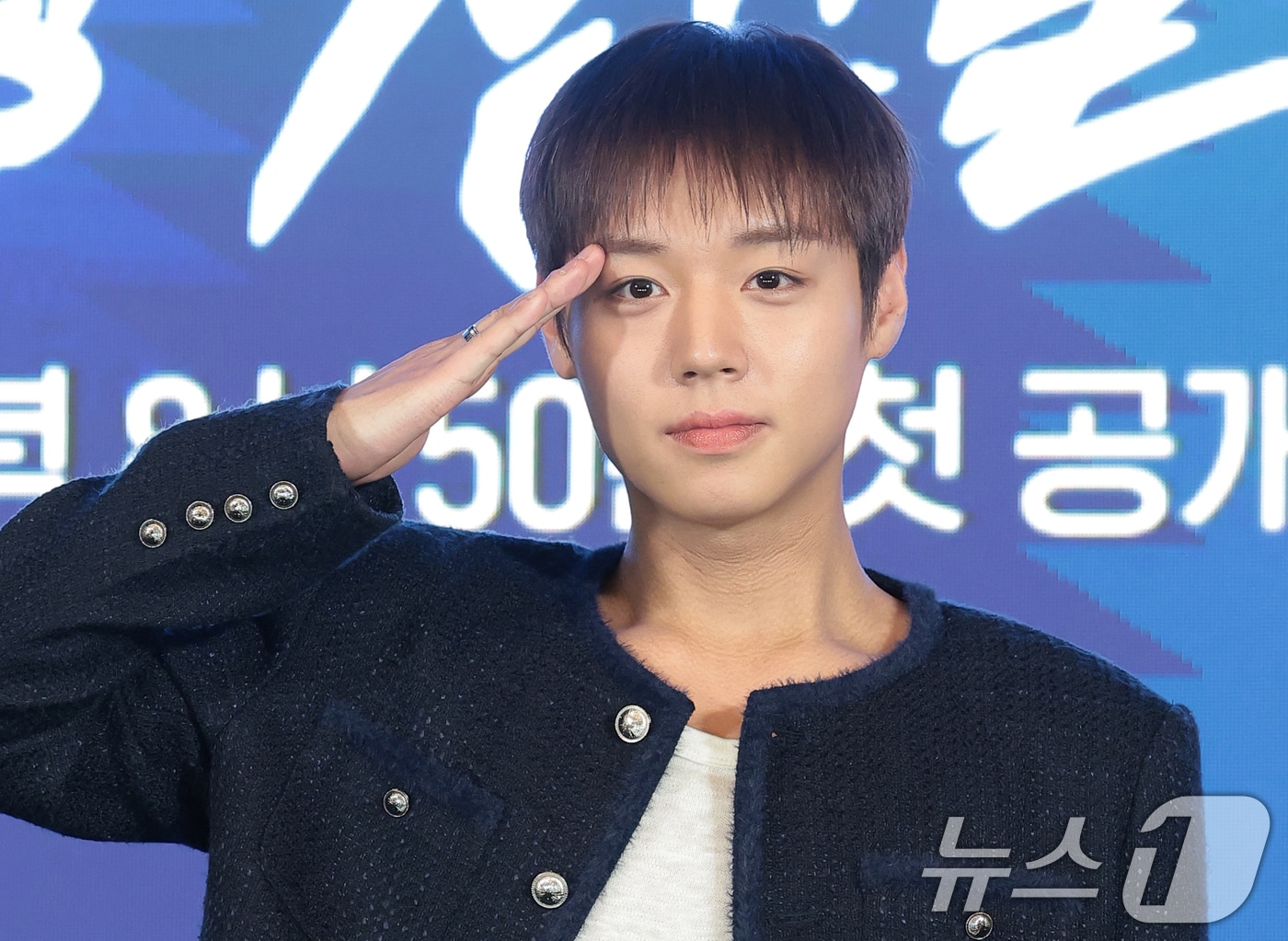 배우 박지훈이 6일 오후 서울 광진구 풀만 앰배서더 서울에서 열린 티빙 오리지널 ‘취사병 전설이 되다’(극본 최룡/연출 조남형) 제작발표회에 참석해 포즈를 취하고 있다. ‘취사병 전설이 되다’는 총 대신 식칼을, 탄띠 대신 앞치마를 두른 이등병 강성재(박지훈 분)가 ‘전설의 취사병’으로 거듭나는 과정을 그린 밀리터리 쿡방 판타지 드라마다. 특히 영화 ‘왕과 사는 남자’로 천만 배우 반열에 오른 박지훈의 차기작으로 뜨거운 관심을 모으고 있다. 2026.5.6 ⓒ 뉴스1 권현진 기자