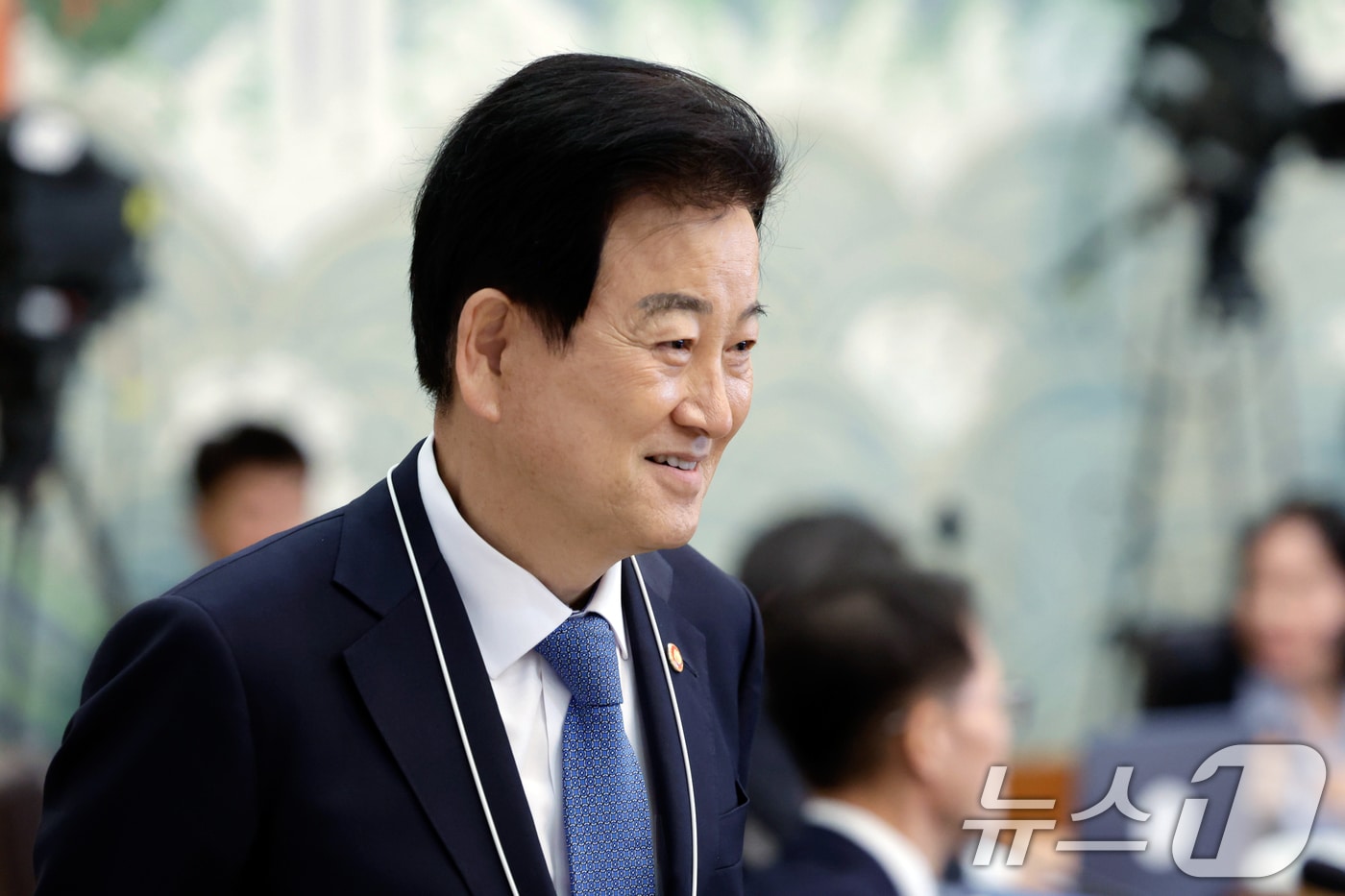 정동영 통일부 장관이 6일 청와대에서 열린 비상경제점검회의 겸 국무회의에 참석하고 있다. (청와대통신사진기자단) 2026.5.6 ⓒ 뉴스1 허경 기자