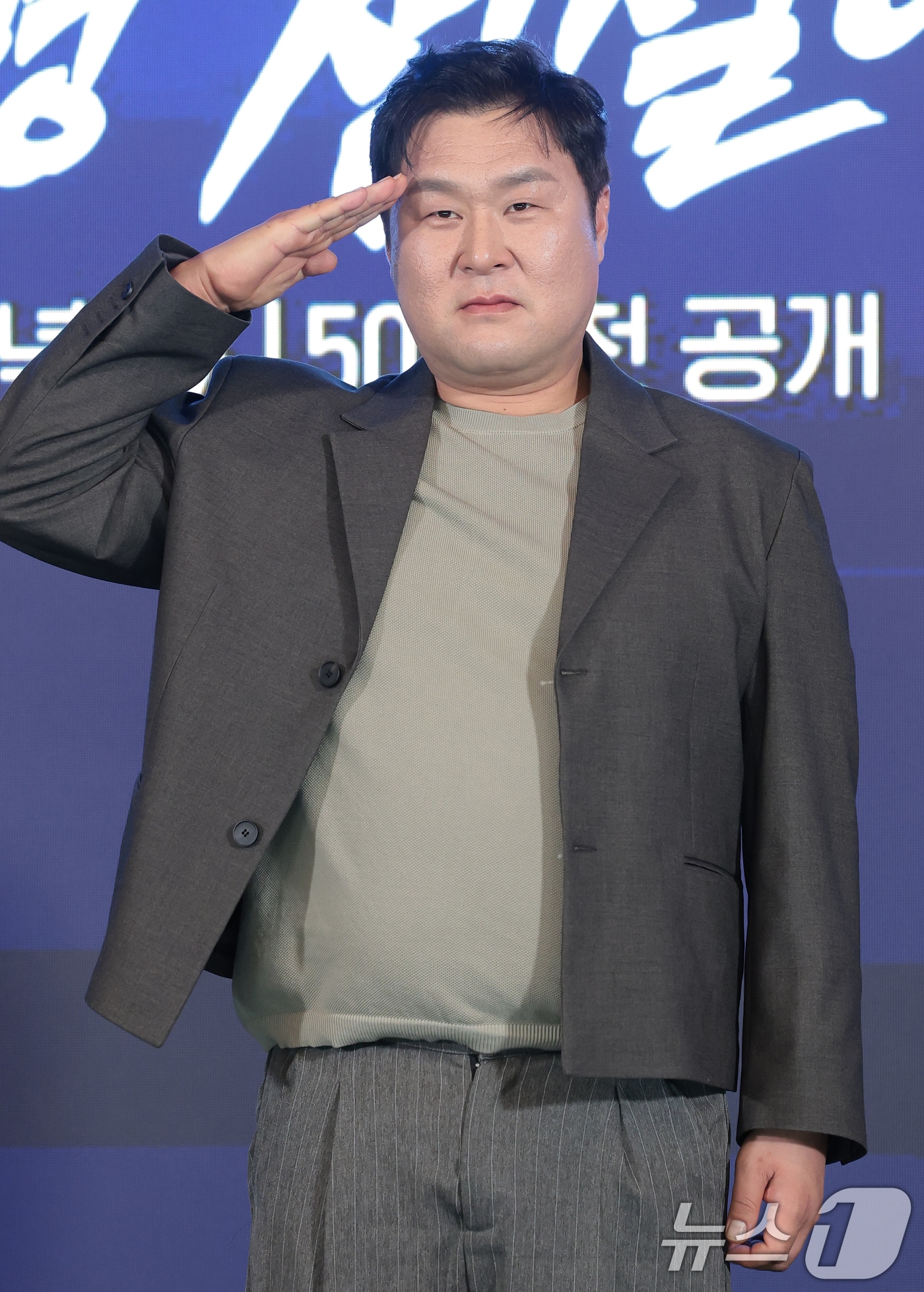 배우 윤경호가 6일 오후 서울 광진구 풀만 앰배서더 서울에서 열린 티빙 오리지널 ‘취사병 전설이 되다’(극본 최룡/연출 조남형) 제작발표회에 참석해 포즈를 취하고 있다. ‘취사병 전설이 되다’는 총 대신 식칼을, 탄띠 대신 앞치마를 두른 이등병 강성재(박지훈 분)가 ‘전설의 취사병’으로 거듭나는 과정을 그린 밀리터리 쿡방 판타지 드라마다. 특히 영화 ‘왕과 사는 남자’로 천만 배우 반열에 오른 박지훈의 차기작으로 뜨거운 관심을 모으고 있다. 2026.5.6 ⓒ 뉴스1 권현진 기자