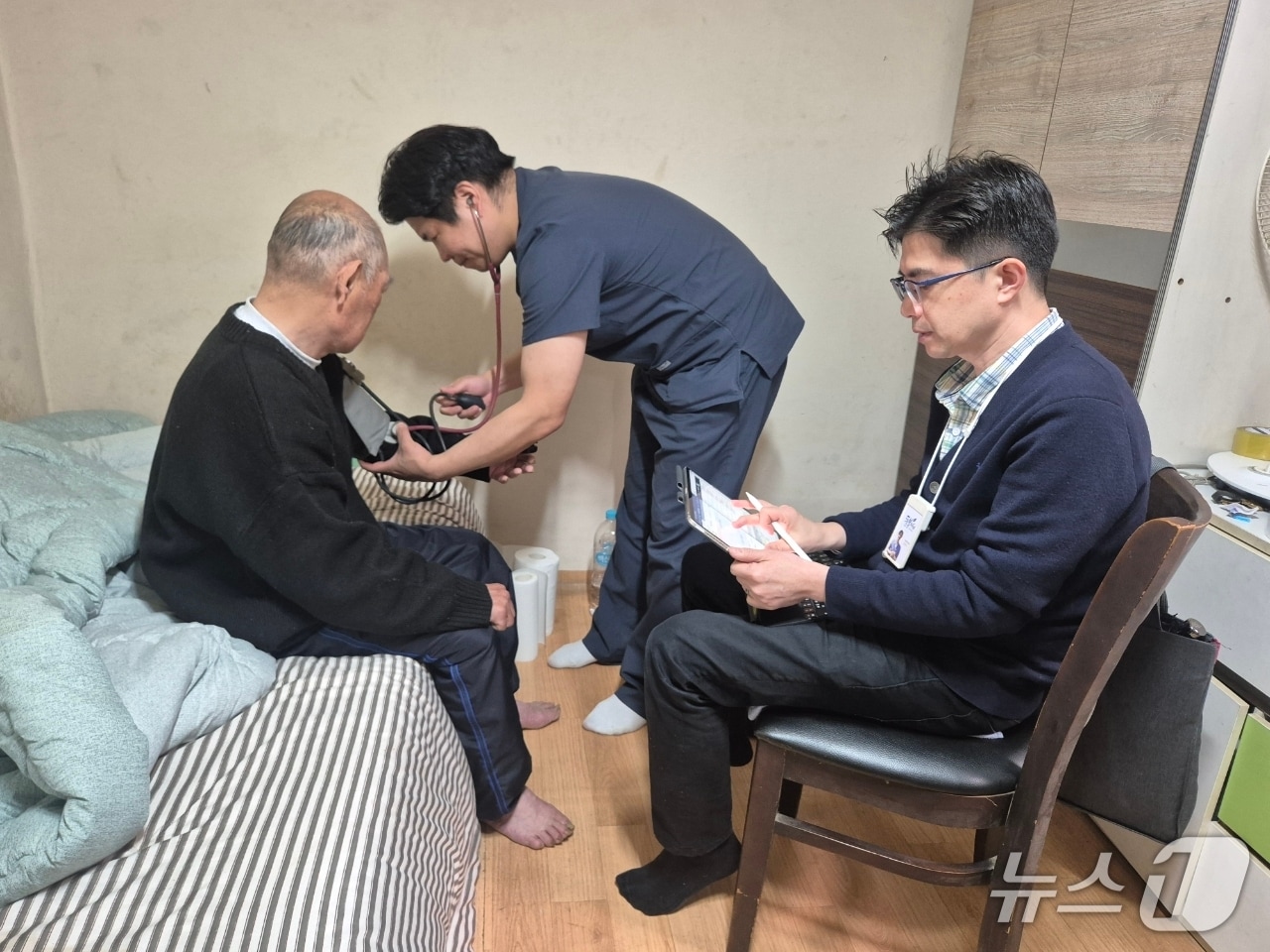 돌봄의원 의료진이 주 1회 어르신을 방문해 건강 상태를 확인하고 있다.(성북구 제공)