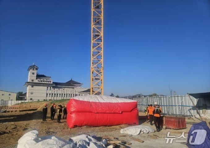 6일 오전 5시 54분쯤 경북 상주시 복룡동 상주 문화예술회관 공사 현장에서 50대 한국노총 관계자 A 씨가 38m 높이의 타워크레인에 올라가 시위를 벌이자 소방 당국이 만일의 사태에 대비해 에어매트를 설치했다.(경북소방본부 제공. 재판매 및 DB 금지)2026.5.6/뉴스1