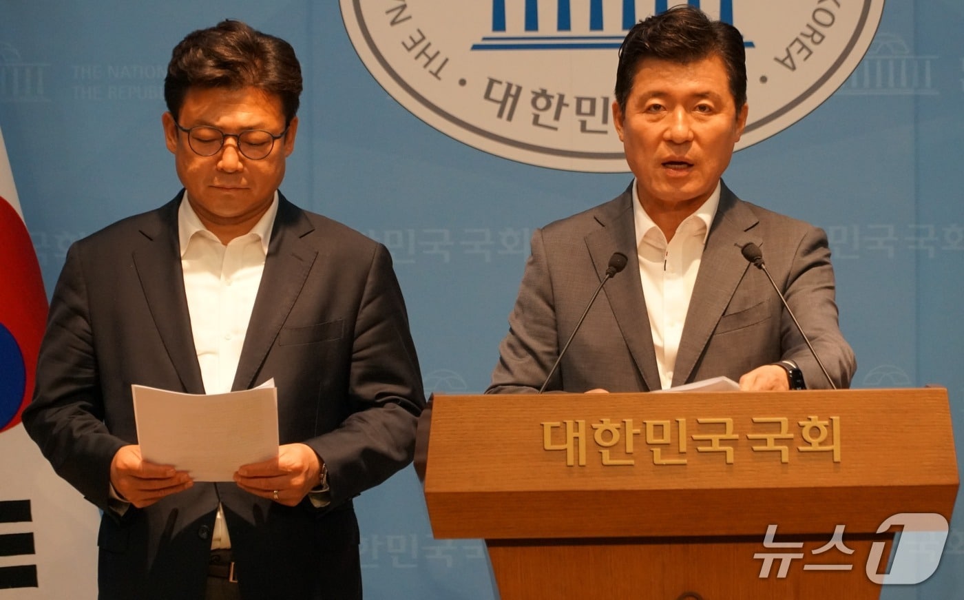 국민의힘 강명구(왼쪽)·구자근 의원이 6일 국회 소통관에서 기자회견을 하고 있다. (구자근 의원실 제공. 재판매 및 DB금지)/뉴스1