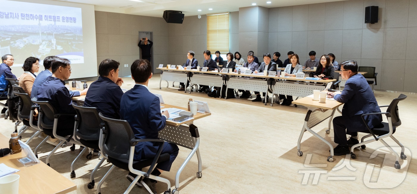 김성환 기후에너지환경부 장관이 서울 강남구 탄천 하수처리시설을 찾아 하수열 현황 및 지역난방으로의 하수열 공급 상황을 점검하고 활용 방안을 논의하고 있다. (기후에너지환경부 제공. 재판매 및 DB 금지)