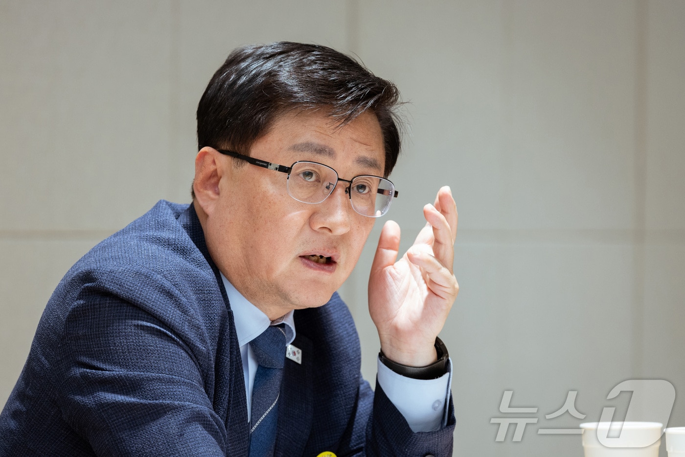 김성환 기후에너지환경부 장관이 서울 강남구 탄천 하수처리시설을 찾아 하수열 현황 및 지역난방으로의 하수열 공급 상황을 점검하고 활용 방안을 논의하고 있다. (기후에너지환경부 제공. 재판매 및 DB 금지) 2026.5.6 ⓒ 뉴스1