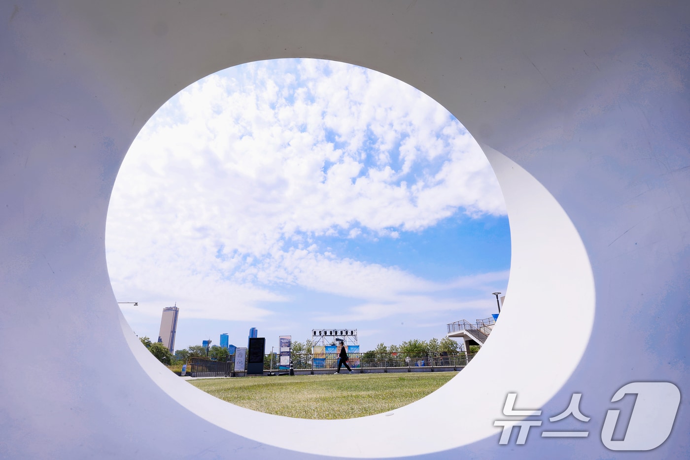 맑고 포근한 날씨를 보인 6일 서울 용산구 노들섬을 찾은 시민들이 산책을 하며 여유로운 시간을 보내고 있다. 2026.5.6 ⓒ 뉴스1 조연우 인턴기자