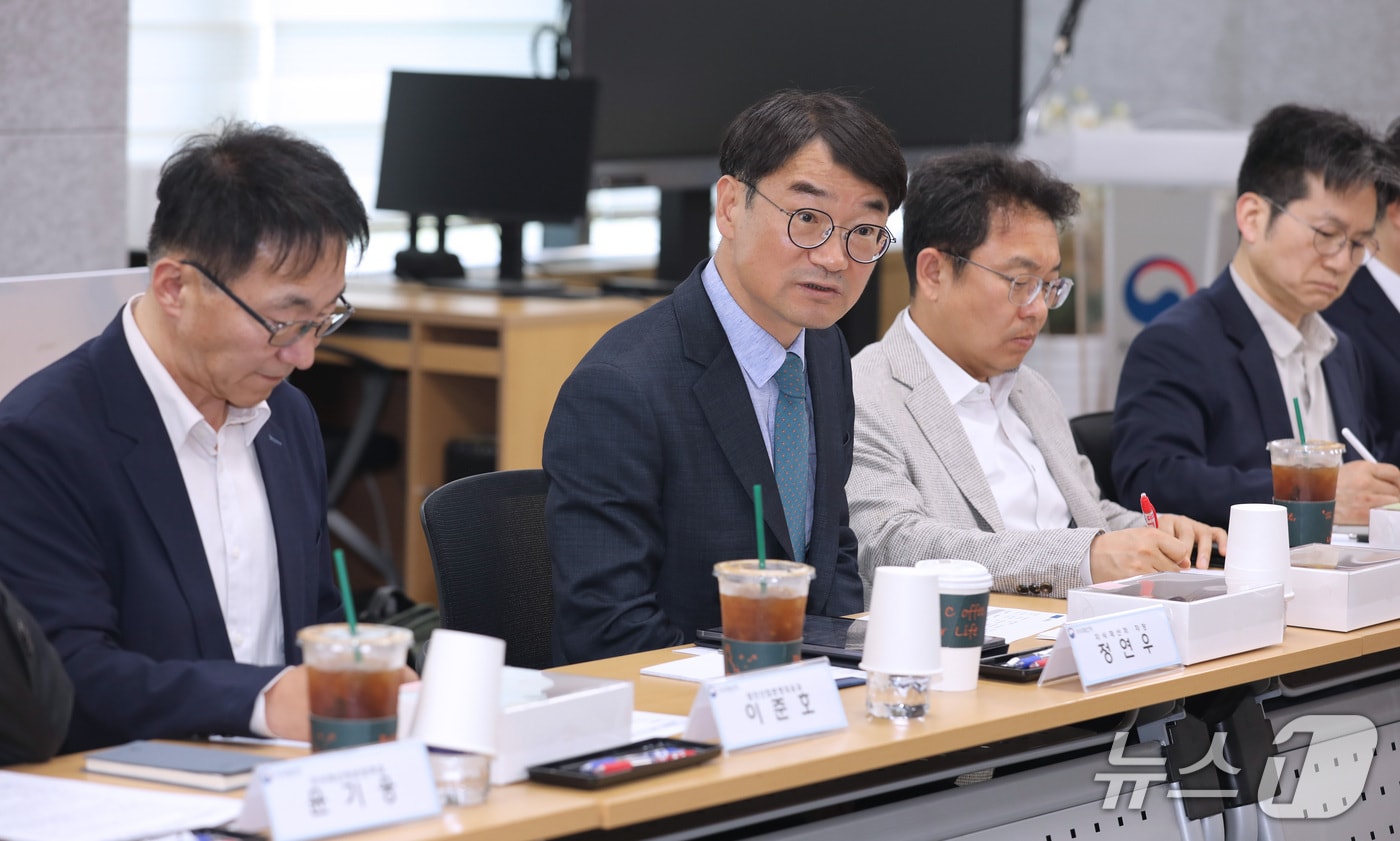 정연우 지식재산처 차장(왼쪽에서 2번째)이 ‘지식재산처 정상화 추진 TF 통합토론회’에서 인사말을 하고 있다.(지식재산처 제공. 재판매 및 DB금지)/뉴스1