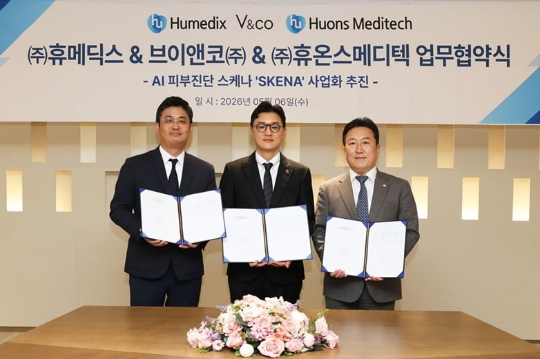 6일 휴메딕스, 휴온스메디텍이 브이앤코와 에스테틱 사업 추진을 위한 업무협약을 체결했다. 사진은 (왼쪽부터) 휴메딕스 강민종 대표, 브이앤코 최원석 대표, 휴온스메디텍 하창우 대표. (휴온스글로벌 제공)
