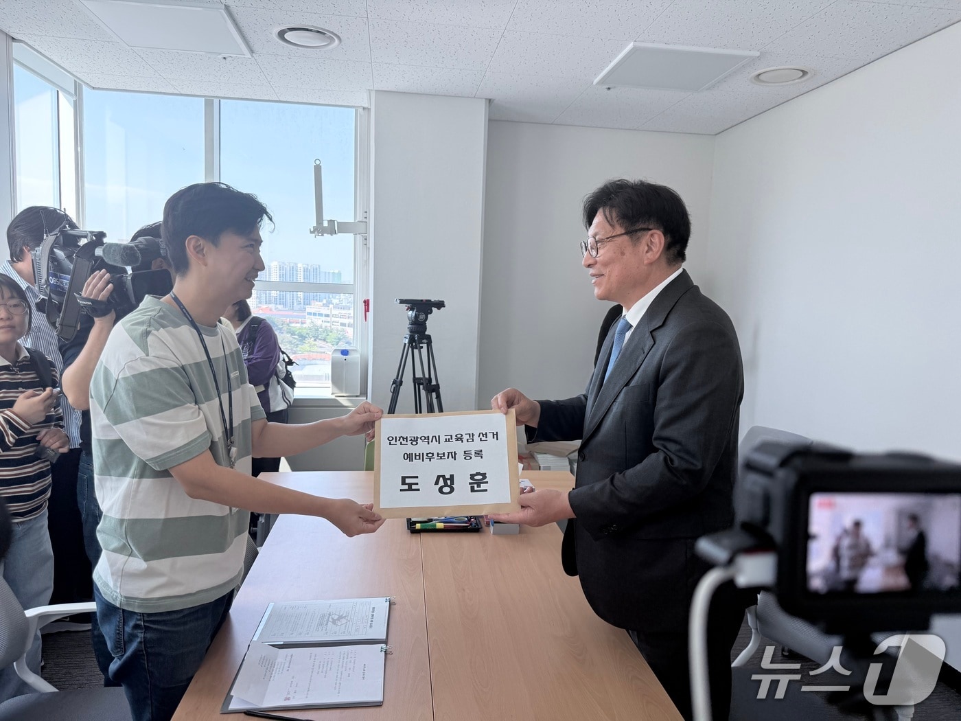 도성훈 인천시교육감 예비후보가 6일 오후 인천시선거관리위원회를 찾아 예비후보 등록을 하고 있다.(인천시교육청 제공. 재배포 및 DB금지)2026.5.6/뉴스1