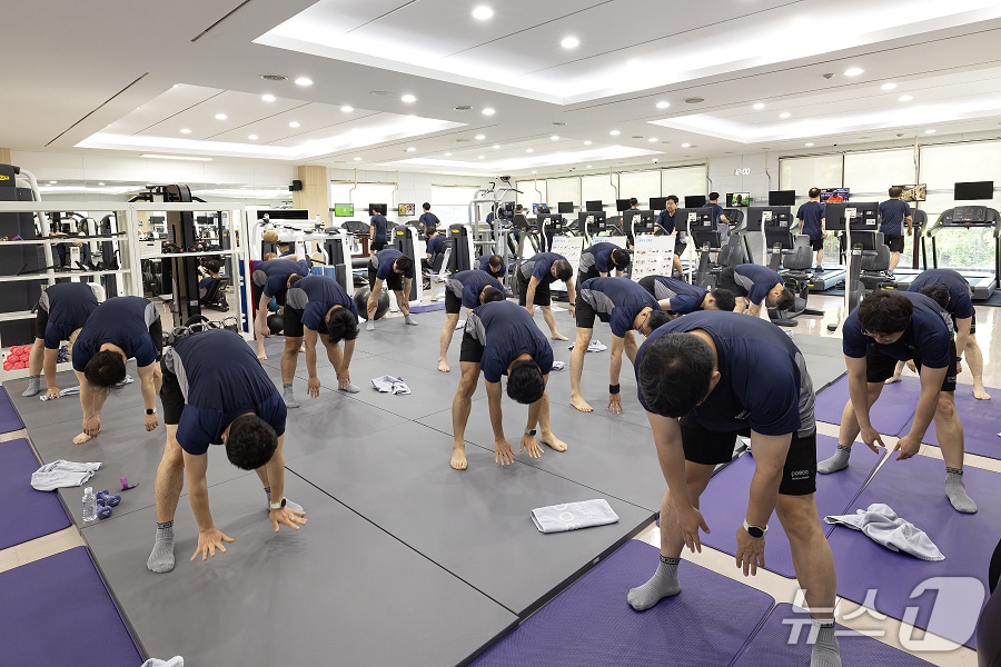 포스코 포항제철소가 임직원들을 대상으로 진행 중인 '8주 건강 관리 프로그램'에 직원들의 참여도가 높은 것으로 나타났다. 사진은 프로그램에 참여한 직원들 모습. (포스코 포항제철소제공, 재판매 및 DB금지) 2026.5.7/뉴스1 