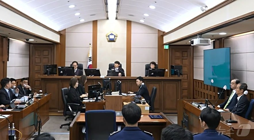한덕수 전 총리가 7일 오전 서울 서초구 서울고등법원에서 열린 내란우두머리방조 등 2심 선고 공판에 출석하고 있다. (서울고등법원 제공. 재판매 및 DB 금지) 2026.5.7 ⓒ 뉴스1