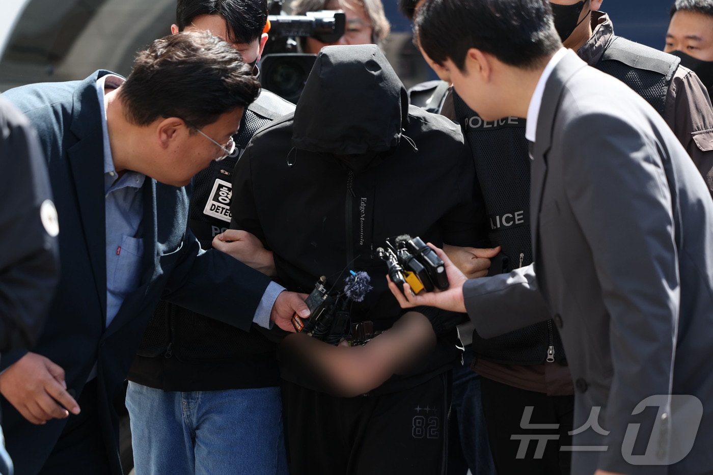 광주 도심에서 일면식 없는 여고생을 살해한 장 모 씨(24)가 7일 구속 전 피의자 심문(영장실질심사)를 받기 위해 광주지방법원에 들어서고 있다. 2026.5.7 ⓒ 뉴스1 이승현 기자