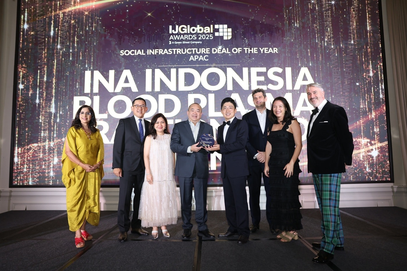 지난 4월 16일 싱가포르 레플스 호텔에서 개최된 IJGlobal Awards 2025 시상식에서 에디 포르완토(Eddy Porwanto) 인도네시아 국부펀드(INA) CEO (왼쪽 네 번째), 노현호 SK플라즈마 인도네시아 법인장(왼쪽 다섯 번째)이 기념촬영을 하고 있다. (SK플라즈마 제공)