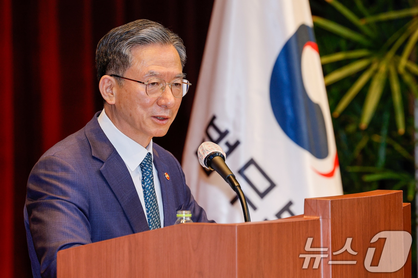 정성호 법무부 장관이 7일 경기 과천시 정부과천청사 법무부에서 열린 2026 신임검사 임관식에서 격려사를 하고 있다. 2026.5.7 ⓒ 뉴스1 안은나 기자