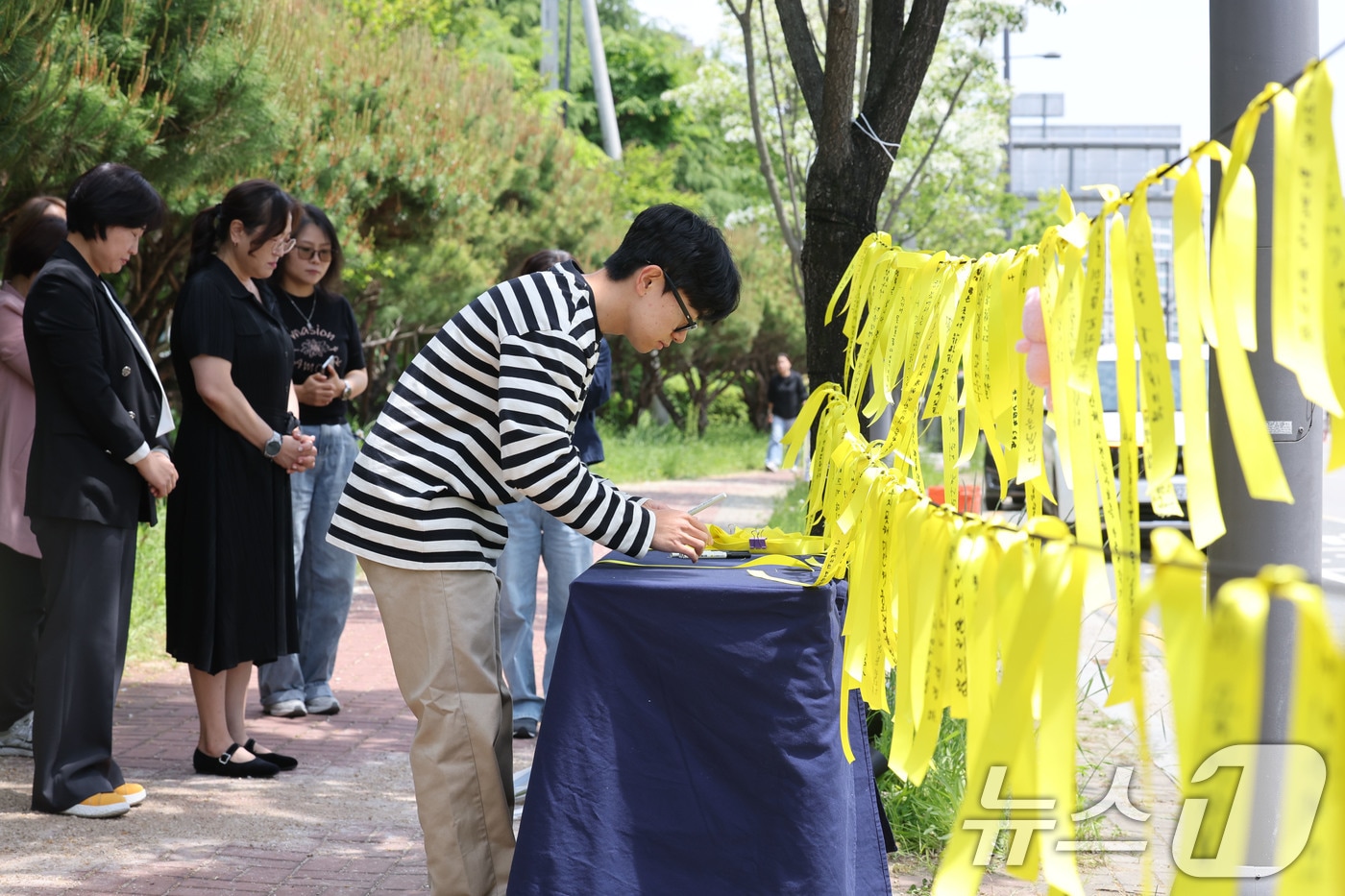 7일 오전 광주 광산구 월계동 남부대 인근 인도에 흉기피습으로 사망한 10대 여학생을 추모하기 위한 시민들의 발걸음이 이어지고 있다. 2026.5.7 ⓒ 뉴스1 박지현 기자