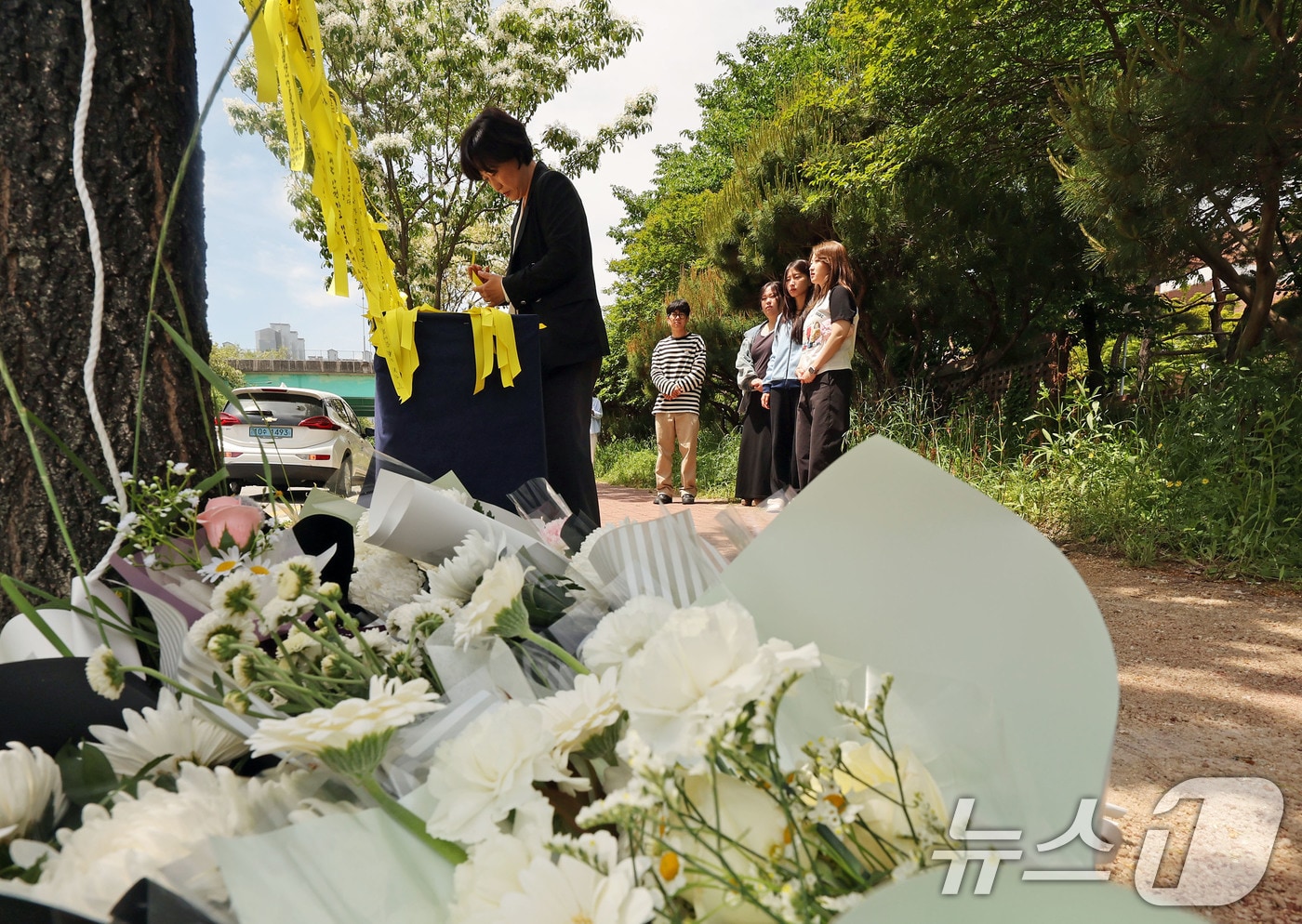 7일 오전 광주 광산구 월계동 남부대 인근 인도에 흉기피습으로 사망한 10대 여학생을 추모하기 위한 시민들의 발걸음이 이어지고 있다. 2026.5.7 ⓒ 뉴스1 박지현 기자