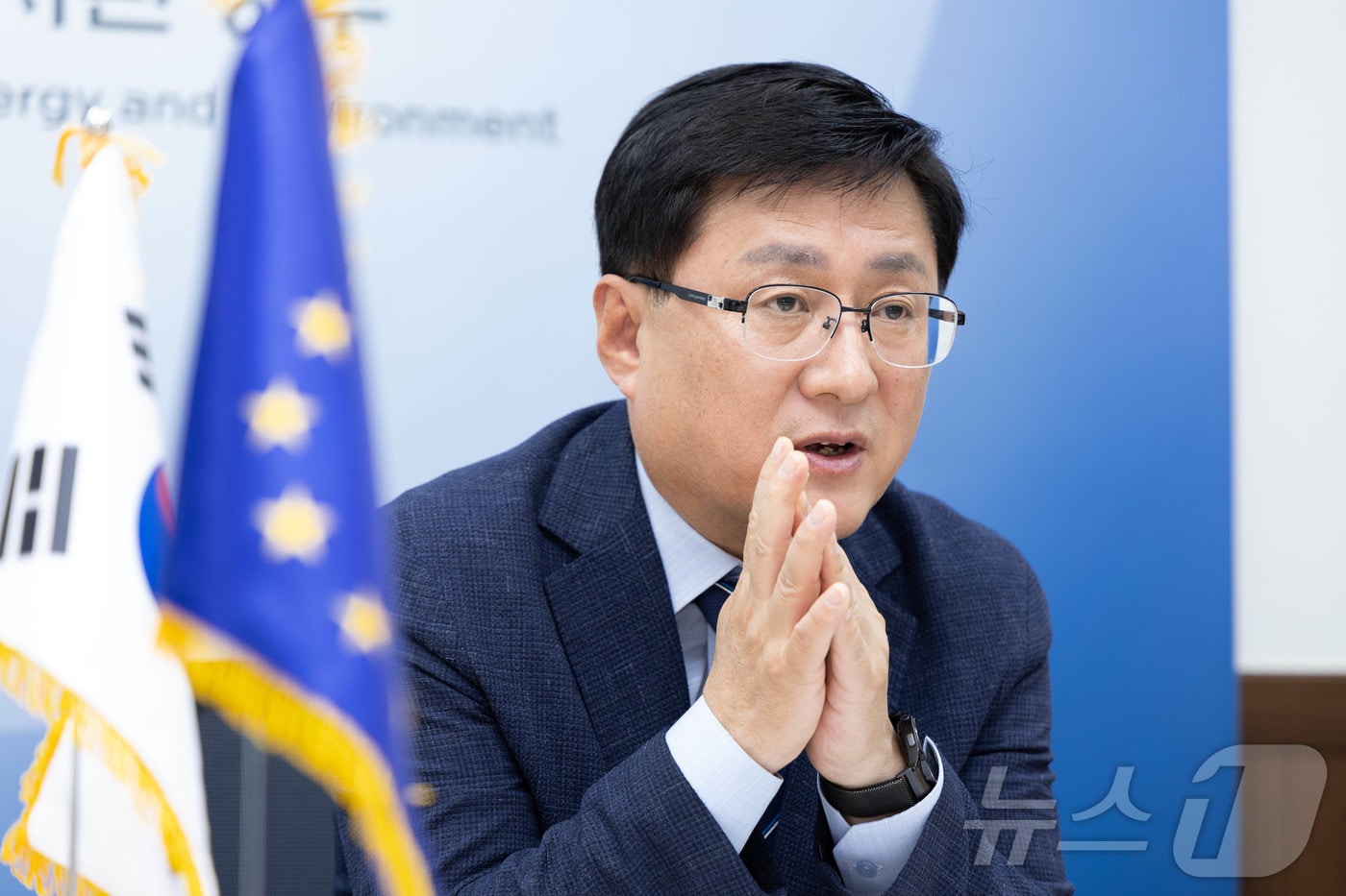 김성환 기후에너지환경부 장관이 지난달 서울 서초구 한강홍수통제소에서 우고 아스투토 주한EU대표부 대사와 협력방안을 논의하고 있다. (기후에너지환경부 제공. 재판매 및 DB 금지)ⓒ 뉴스1
