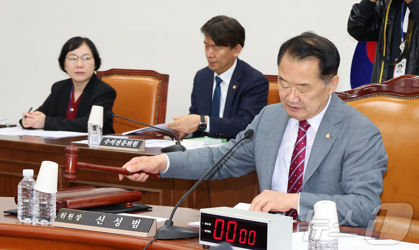 신성범 국회 정보위원회 위원장이 7일 서울 여의도 국회에서 열린 정보위원회 전체회의에서 의사봉을 두드리고 있다.(공동취재) 2026.5.7 ⓒ 뉴스1 국회사진기자단