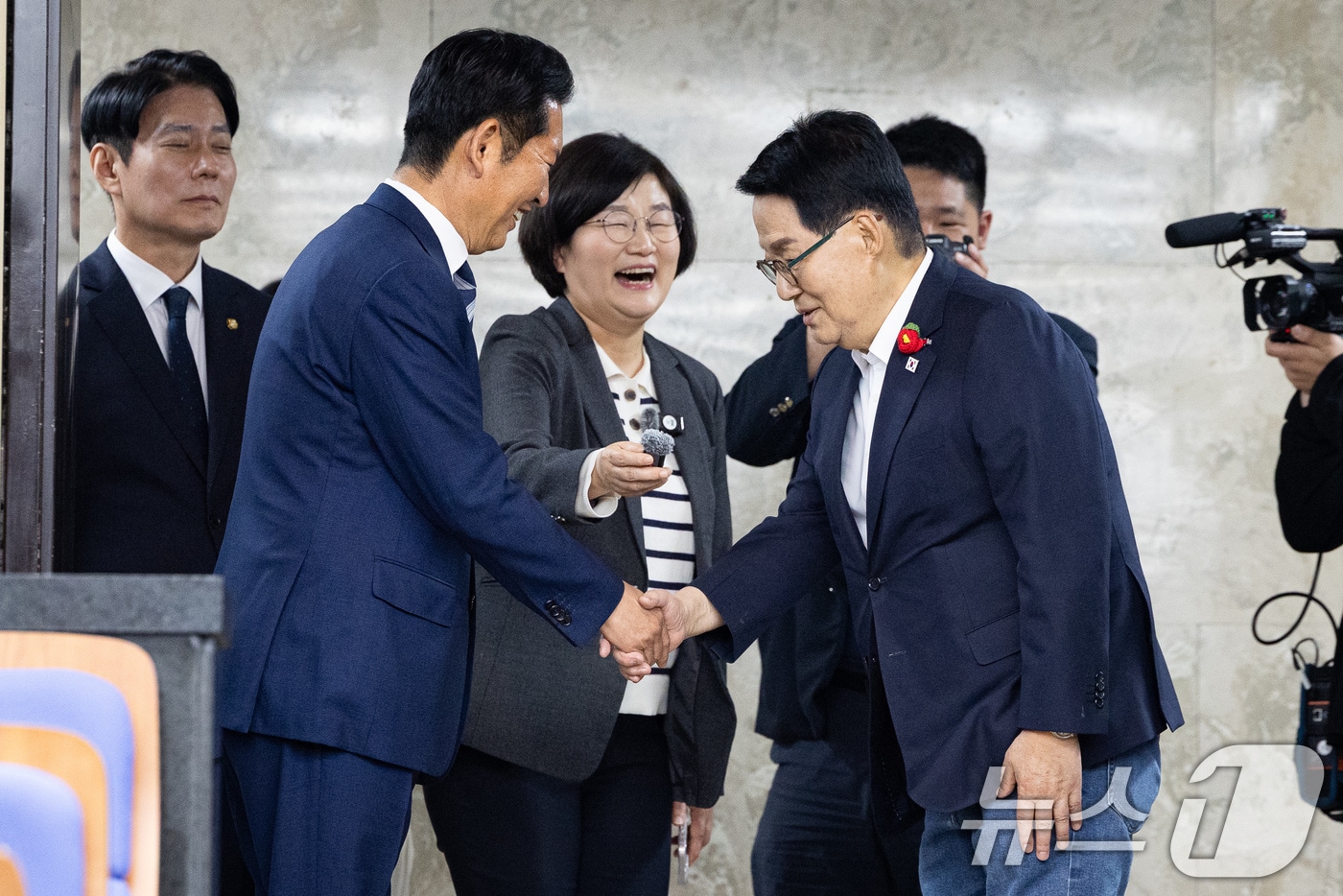 정청래 더불어민주당 대표가 지난 5월 7일 서울 여의도 국회에서 열린 의원총회에 참석하며 국회의장 후보인 박지원 의원과 인사하고 있다. 2026.5.7 ⓒ 뉴스1 유승관 기자