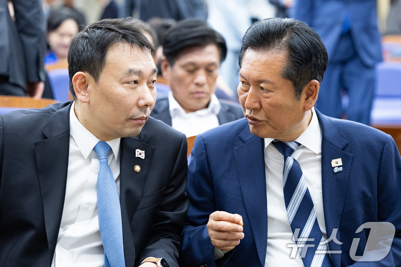 정청래 더불어민주당 대표가 지난 5월 7일 서울 여의도 국회에서 열린 의원총회에서 김용민 법제사법위원회 간사와 대화하고 있다. 2026.5.7 ⓒ 뉴스1 유승관 기자