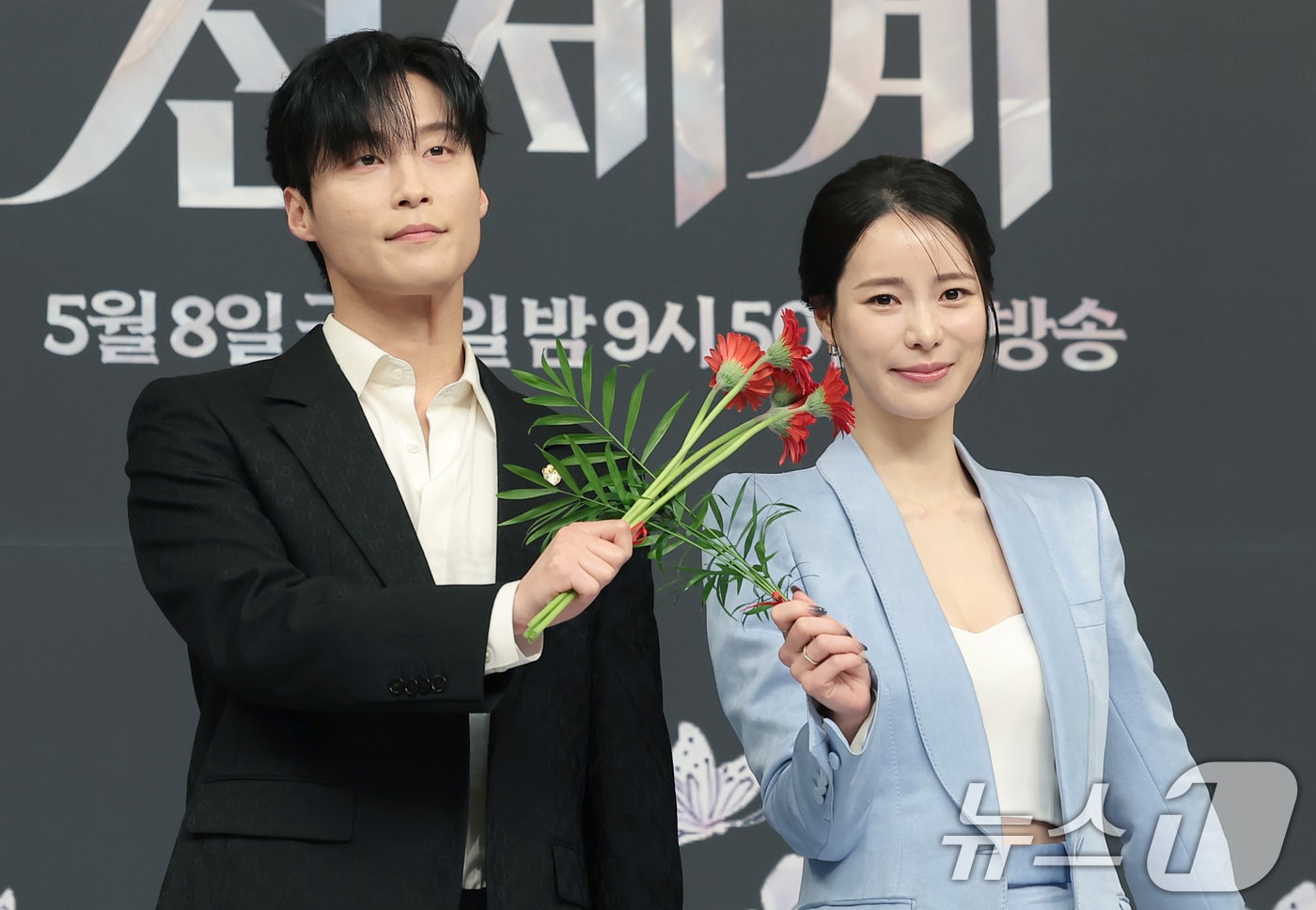 배우 허남준과 임지연(오른쪽)이 7일 서울 양천구 목동SBS에서 열린 SBS 새 금토드라마 '멋진 신세계'(극본 강현주/ 연출 한태섭) 제작발표회에 참석해 포즈를 취하고 있다. '멋진 신세계'는 희대의 조선 악녀 영혼이 씌어 '악질'로 변한 무명배우 신서리(임지연 분)와 자본주의가 낳은 괴물이라 불리는 악질재벌 차세계(허남준 분)의 일촉즉발 전쟁 같은 로맨스 코미디 드라마다. 2026.5.7 ⓒ 뉴스1 권현진 기자