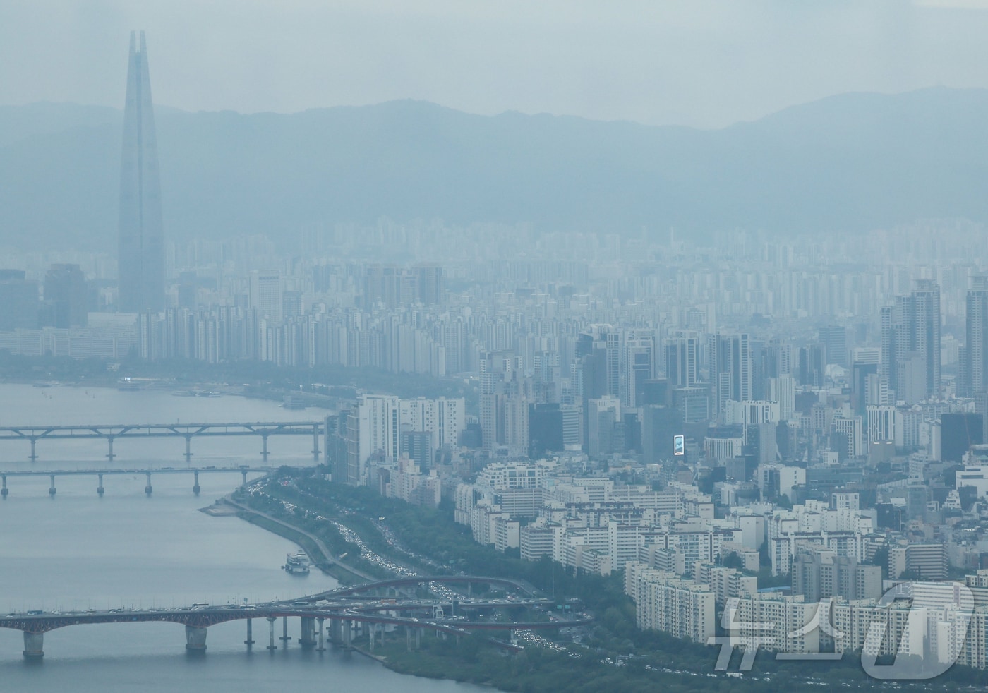 한국부동산원이 7일 발표한 ‘5월 첫째주(4일 기준) 주간 아파트 가격동향’에 따르면 서울 아파트 매매가격은 전주 대비 0.15% 상승하며 상승폭이 확대됐다. 강남구를 제외한 서울 24개 자치구 아파트값이 모두 상승한 가운데 용산구는 4주 만에 상승 전환했고, 서초·송파·한강벨트 지역을 중심으로 오름세가 이어졌다. 사진은 이날 서울 남산타워 전망대에서 바라본 서울 시내 아파트 단지의 모습. 2026.5.7 ⓒ 뉴스1 이종수 인턴기자