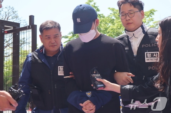 구속 전 피의자심문(영장실질심사)을 받으러 가는 A 군(자료사진)